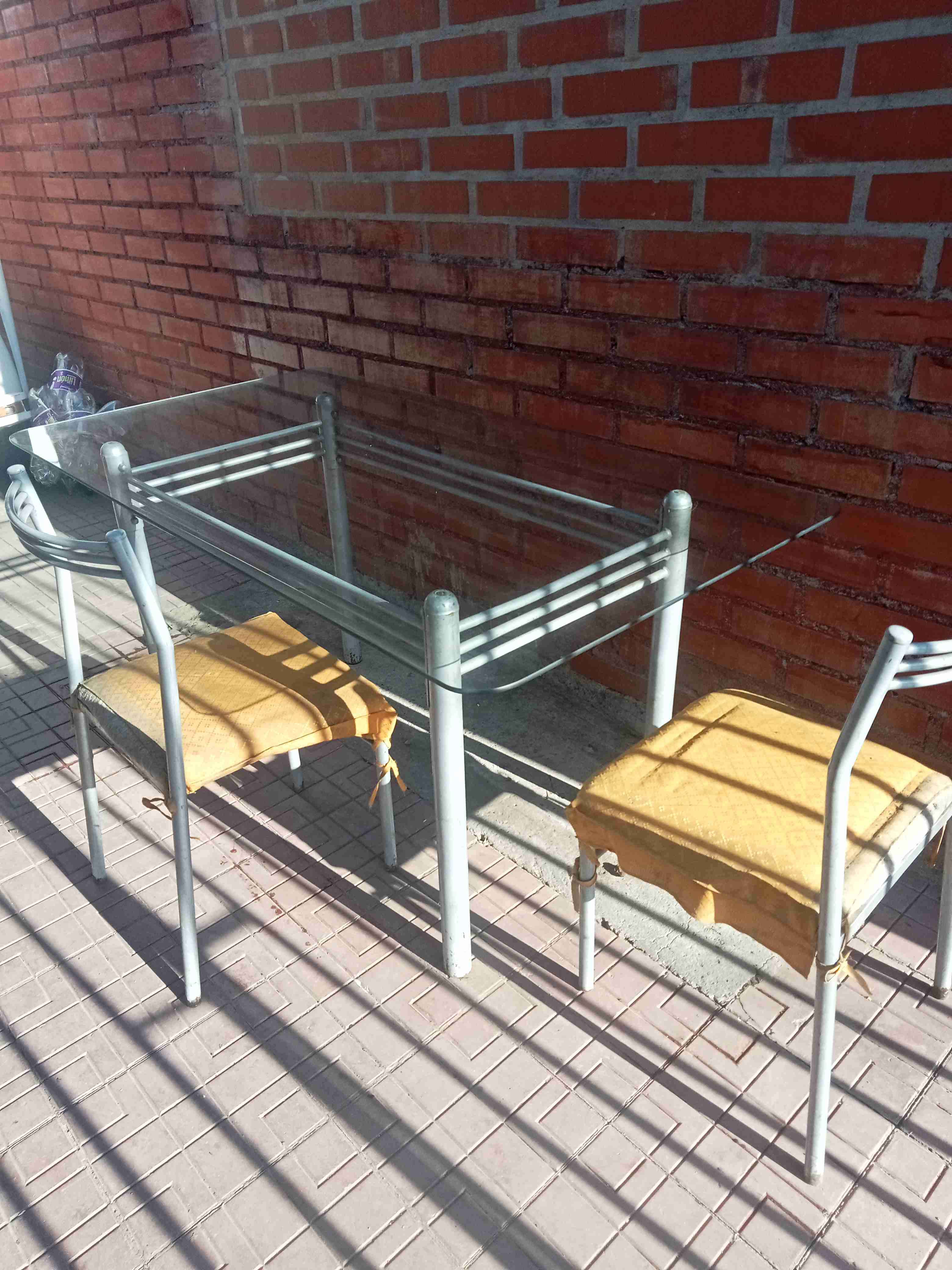 Mesa de vidrio y sillas de metal - miniatura 3