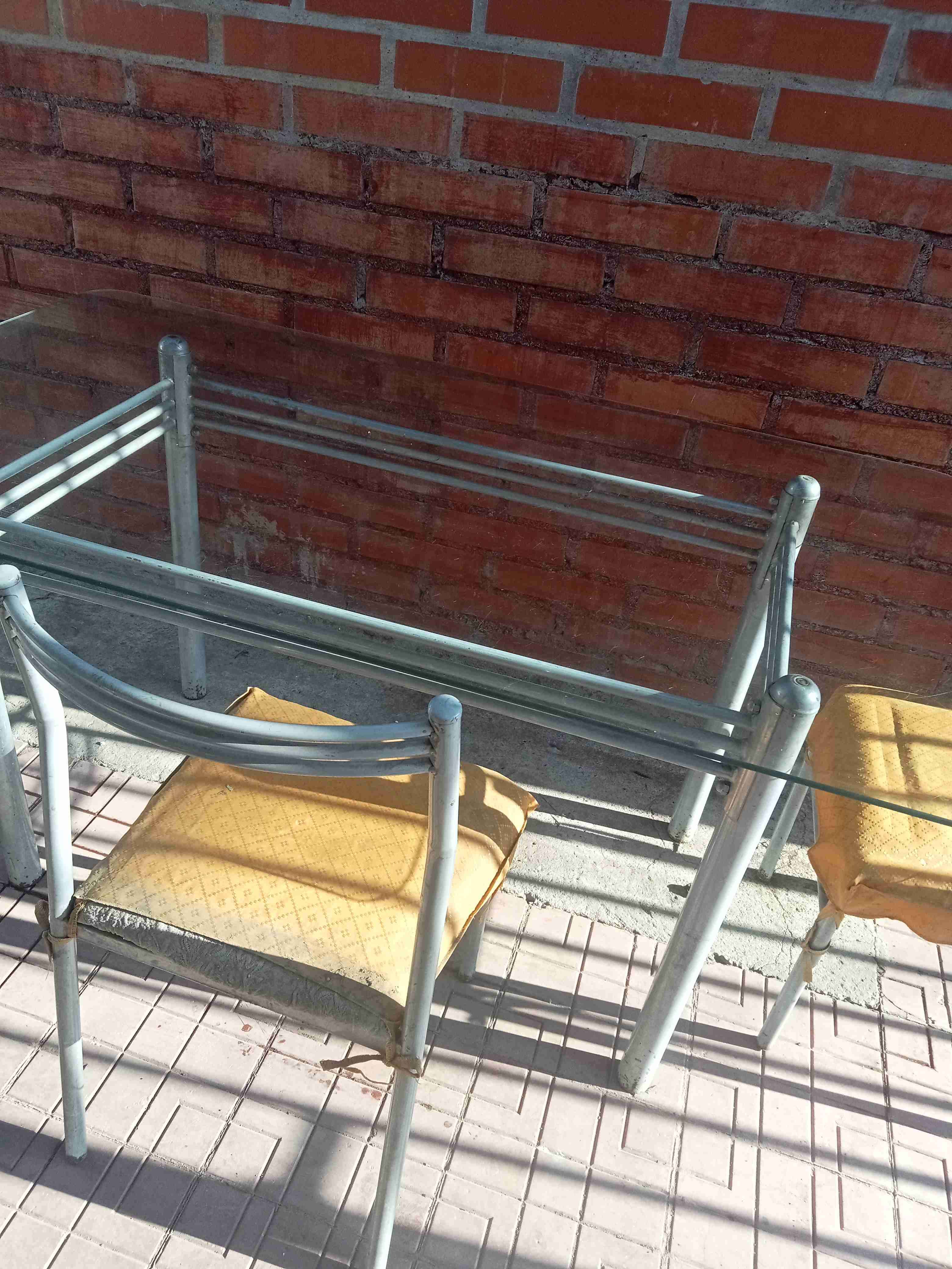 Mesa de vidrio y sillas de metal - miniatura 4