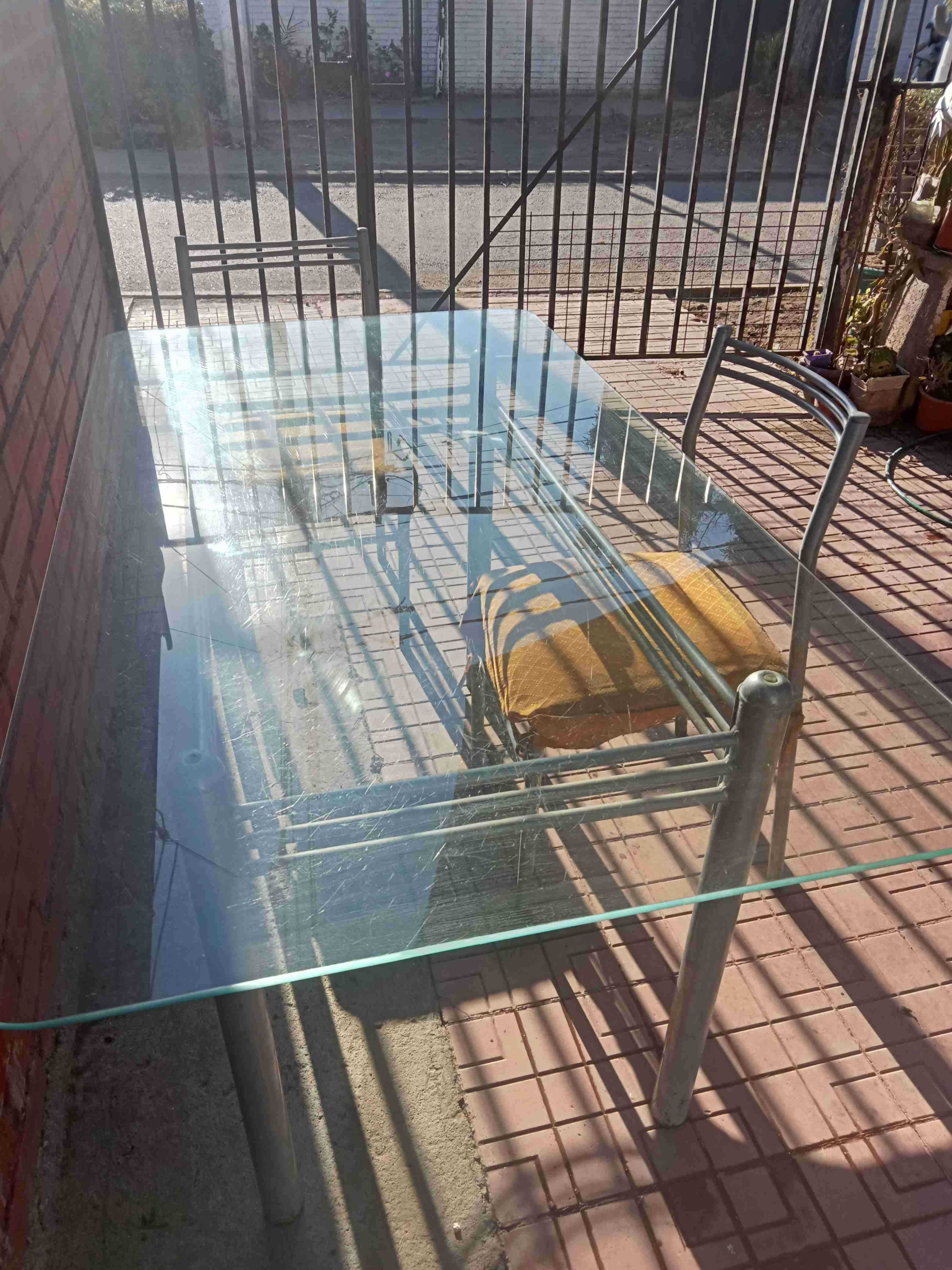 Mesa de vidrio y sillas de metal - miniatura 5