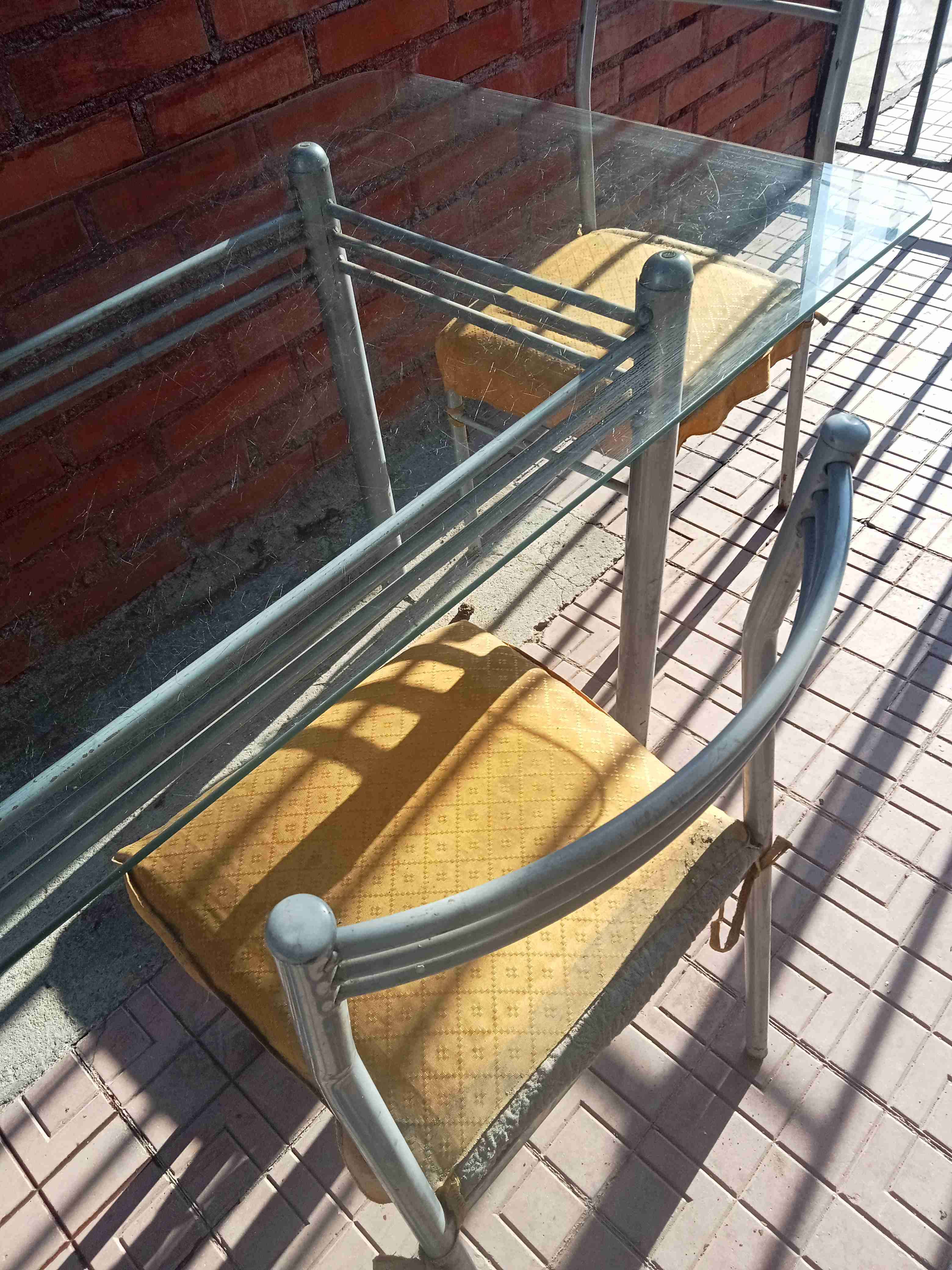 Mesa de vidrio y sillas de metal - miniatura 6