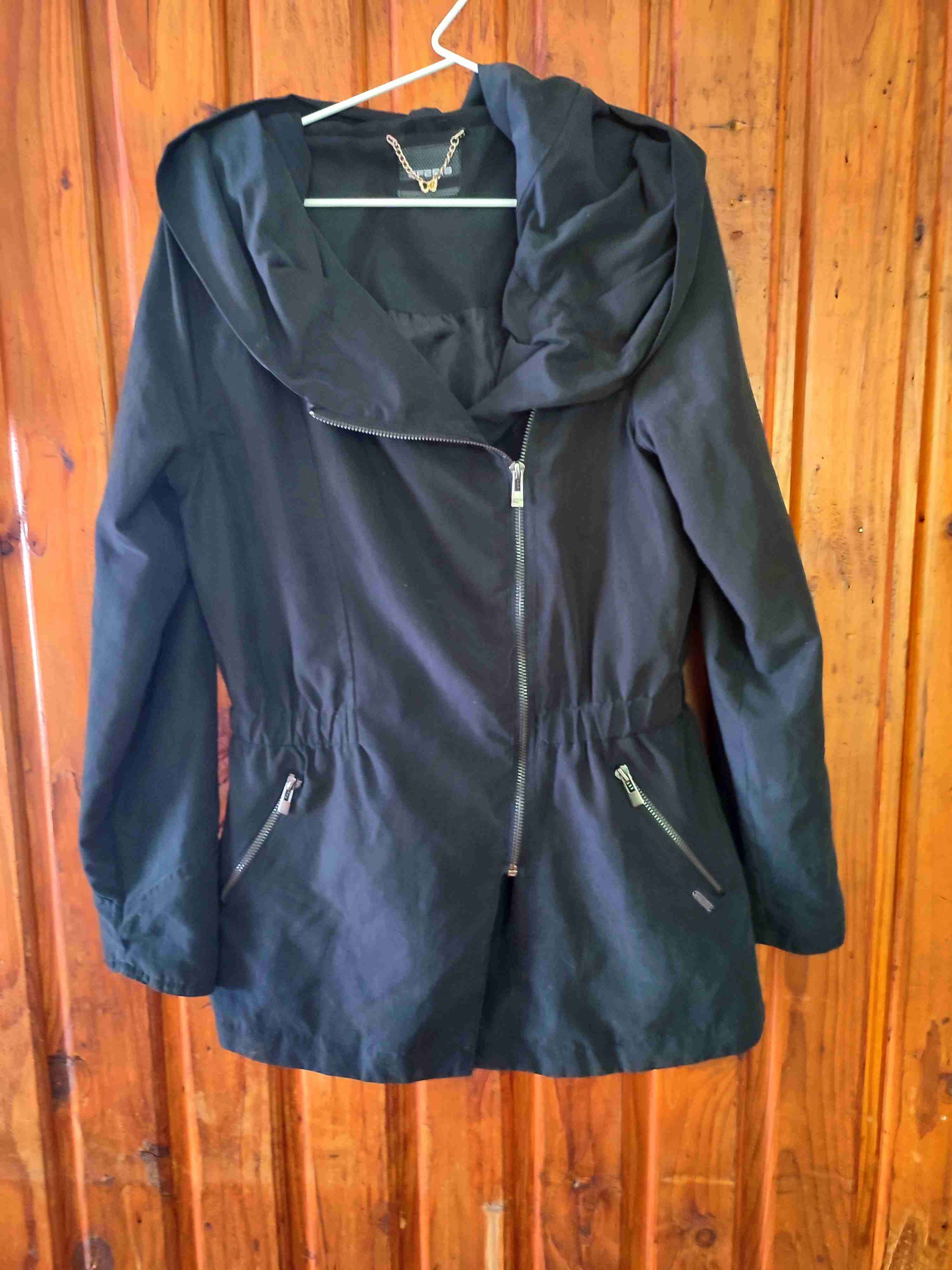 Parka negra con capucha - miniatura 1