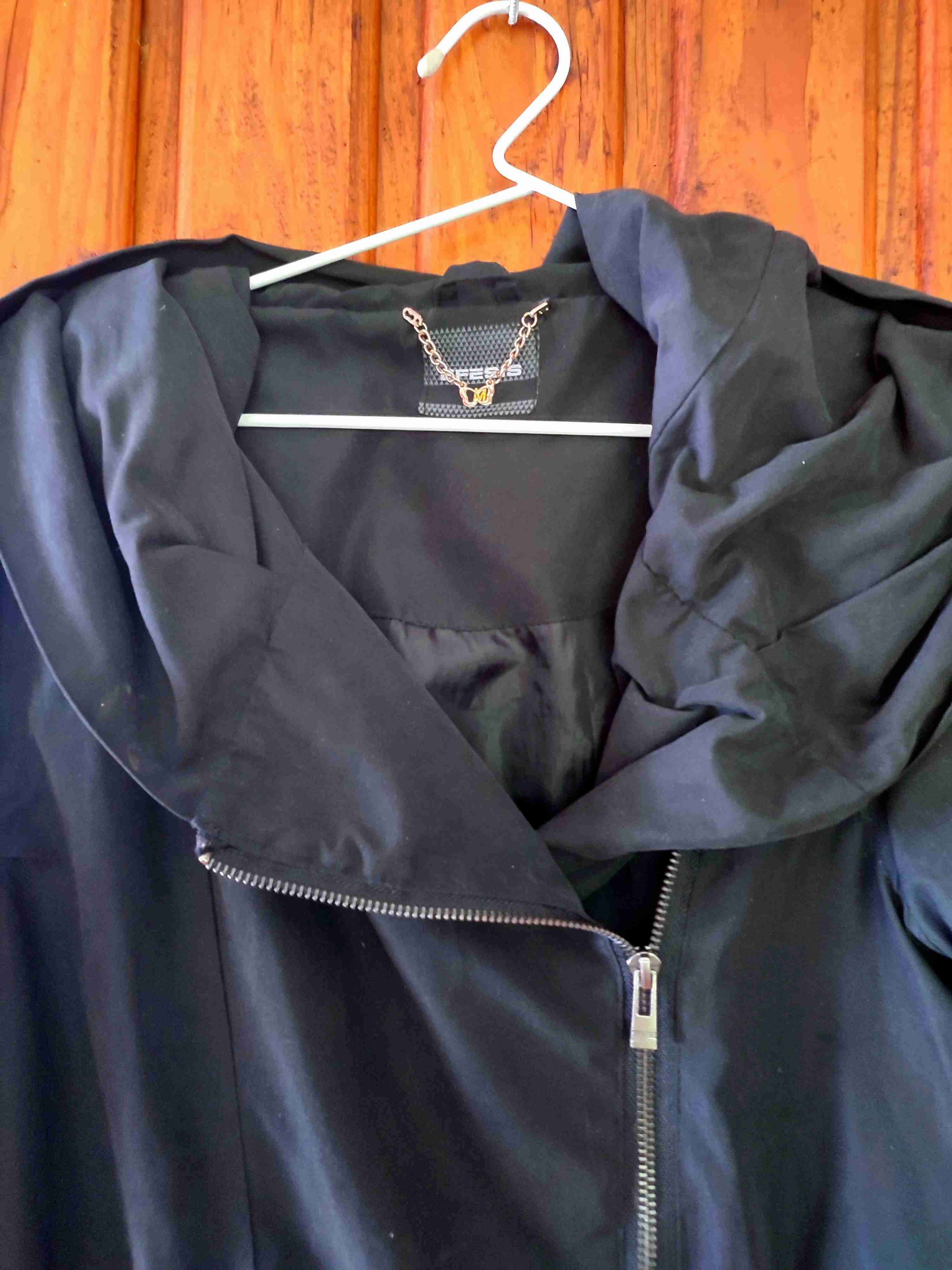 Parka negra con capucha - miniatura 2