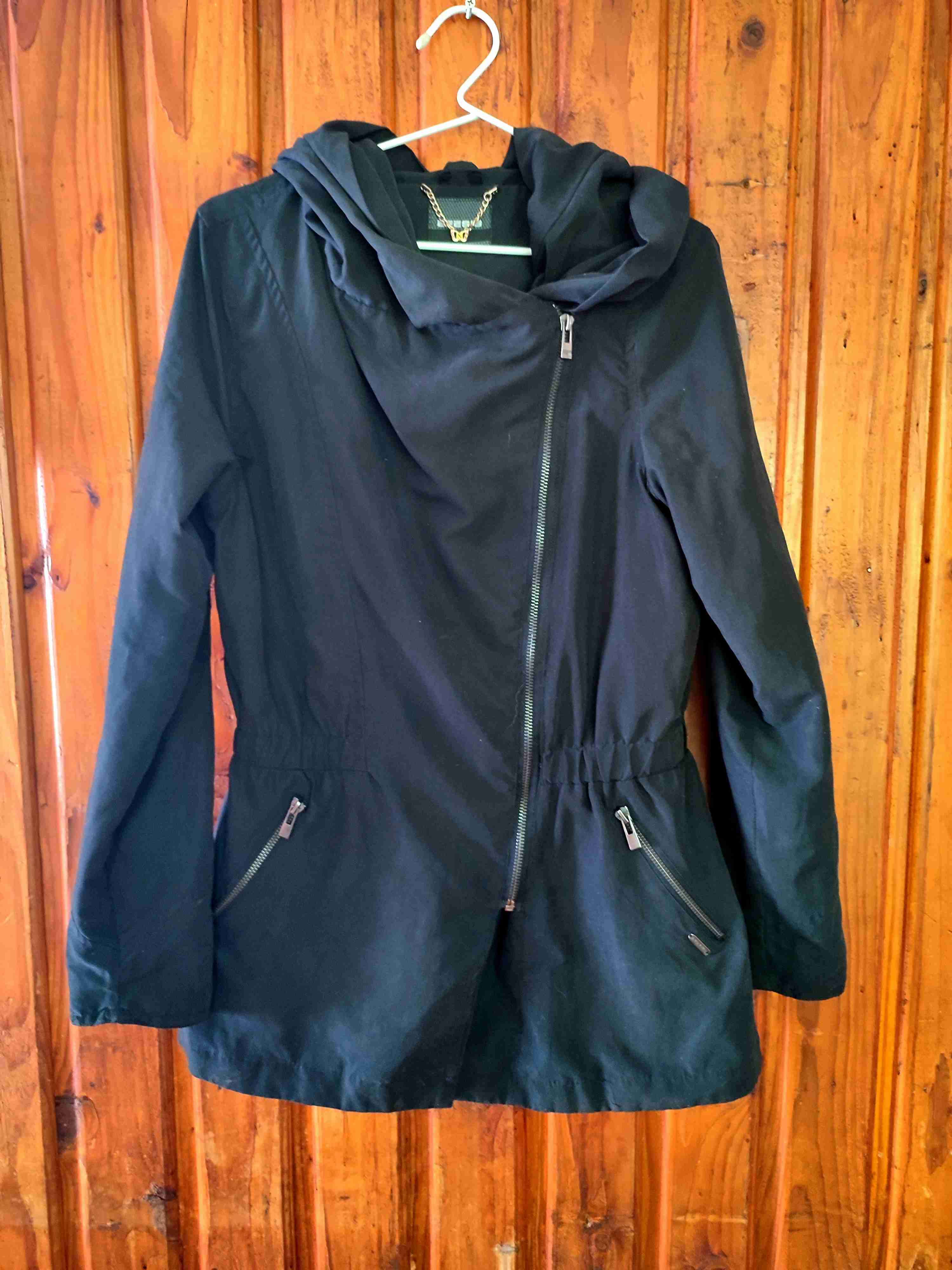 Parka negra con capucha - miniatura 3