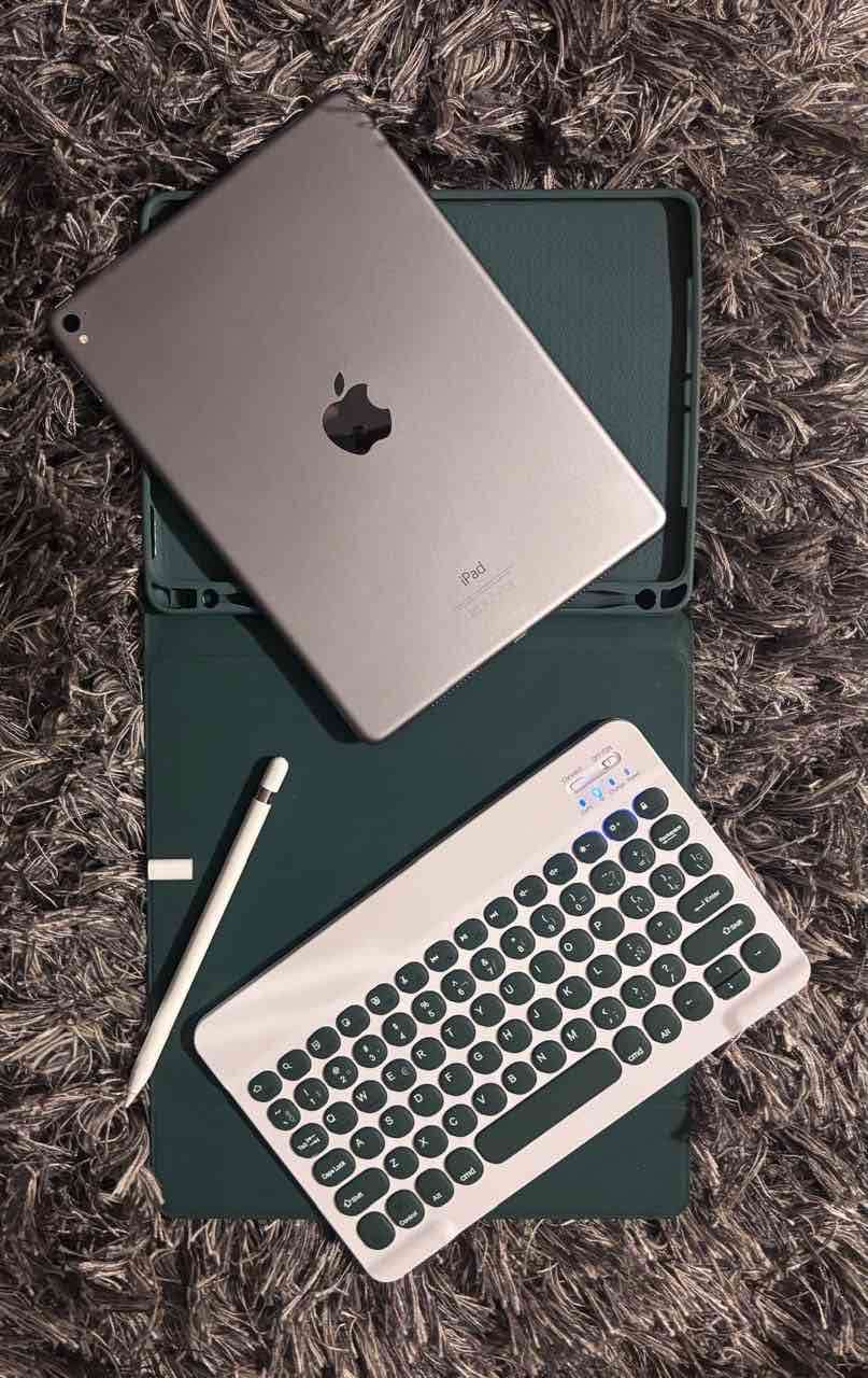 iPad con teclado y lápiz - miniatura 1