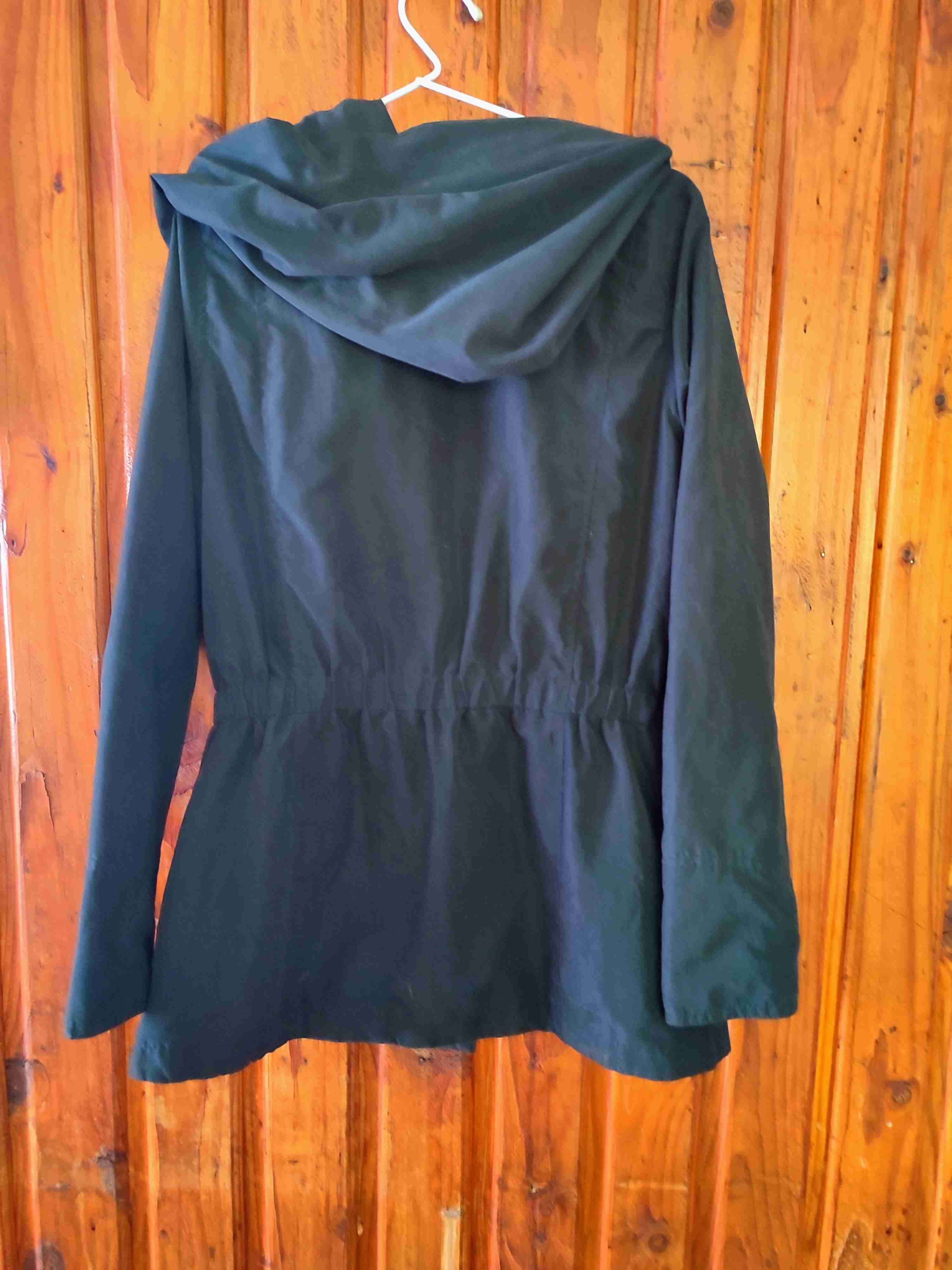 Parka negra con capucha - miniatura 4