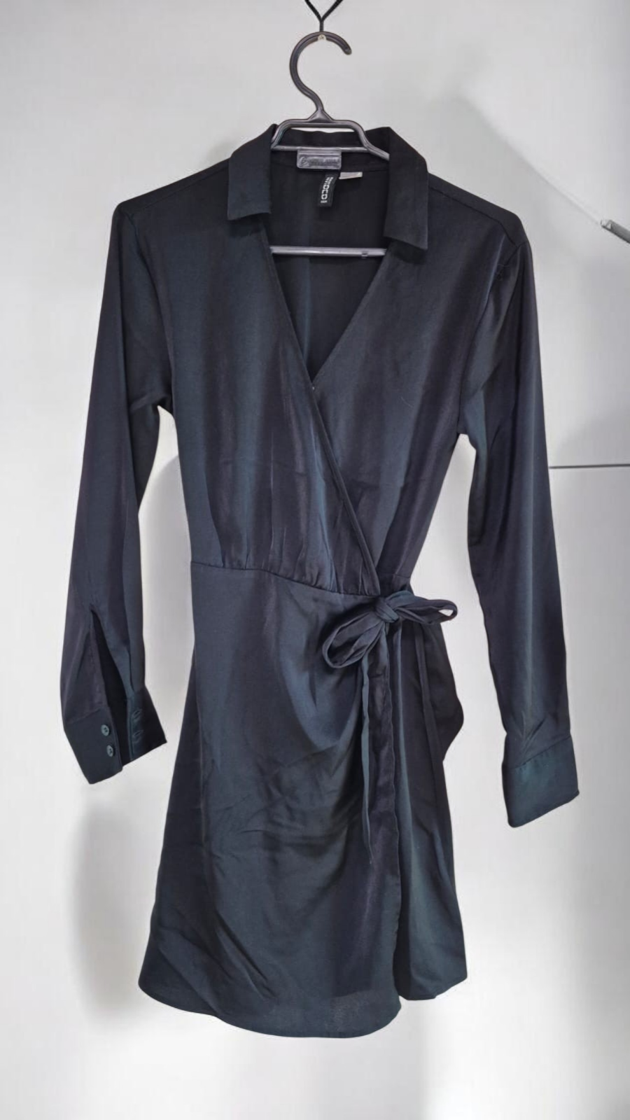 Vestido negro cruzado.