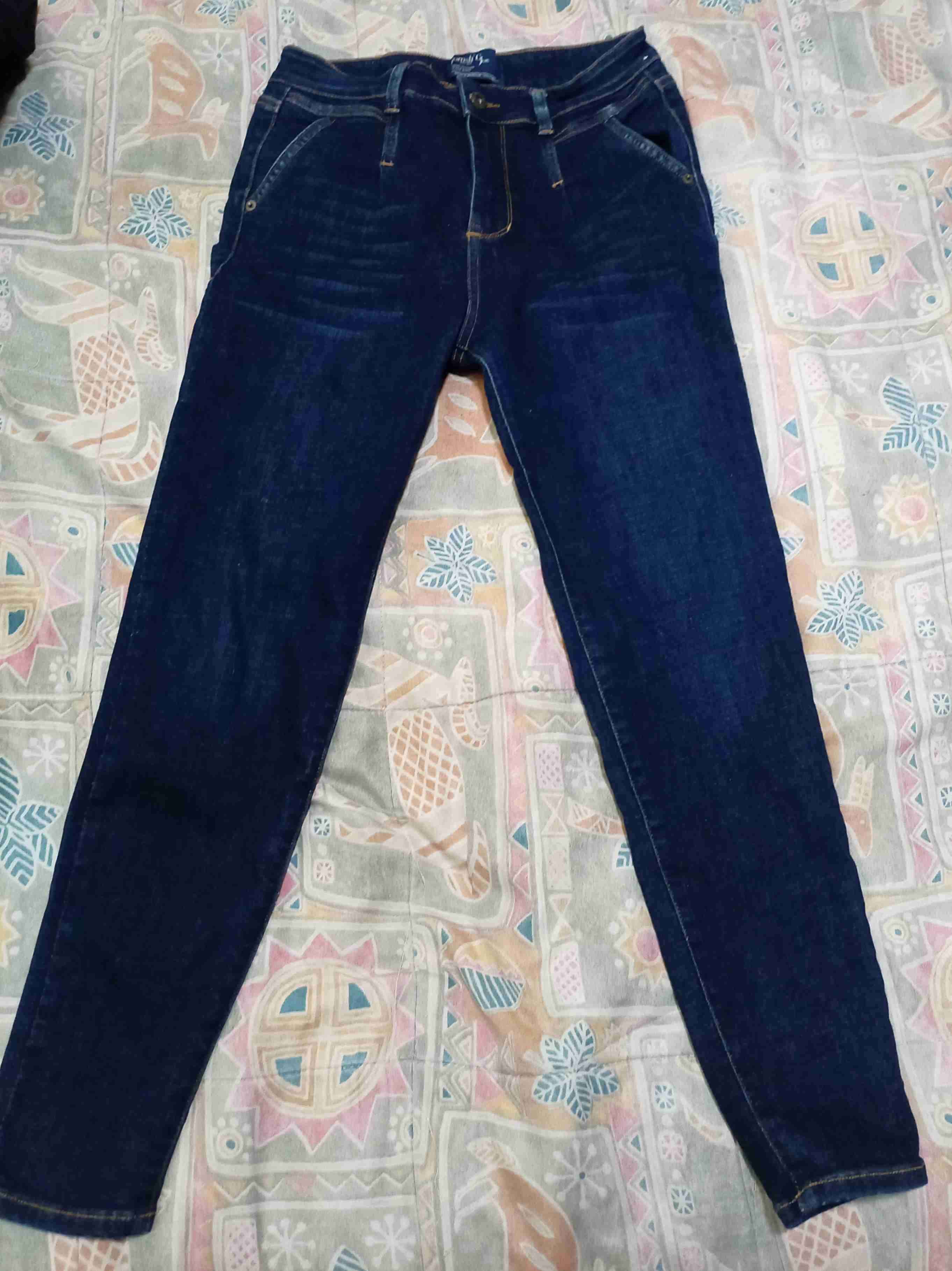 Jeans azul oscuro ajustados