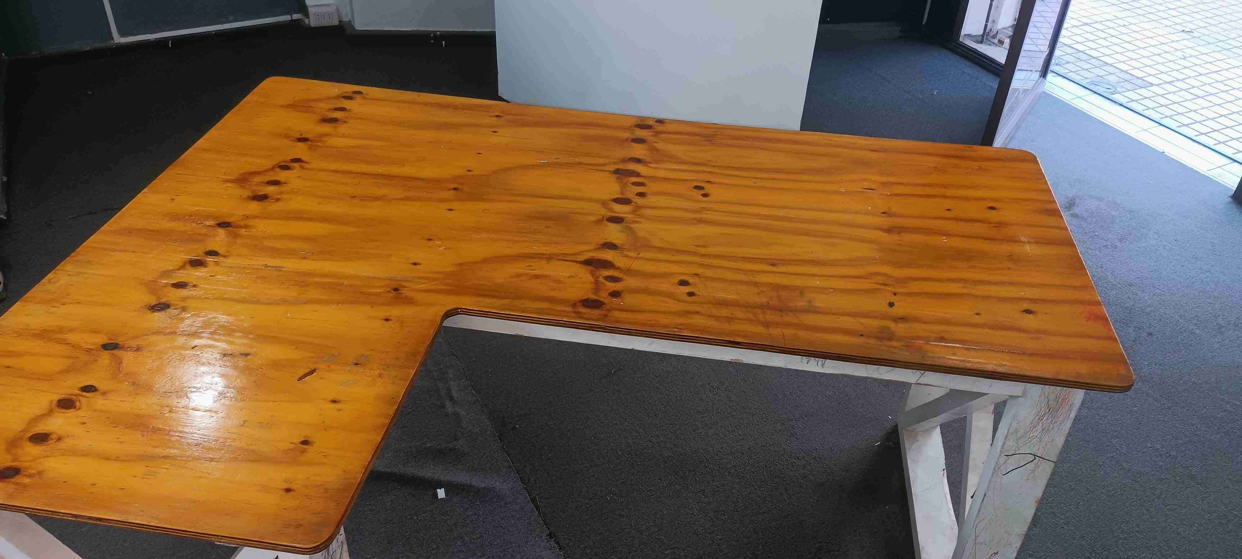 Mesa de madera en L - miniatura 1