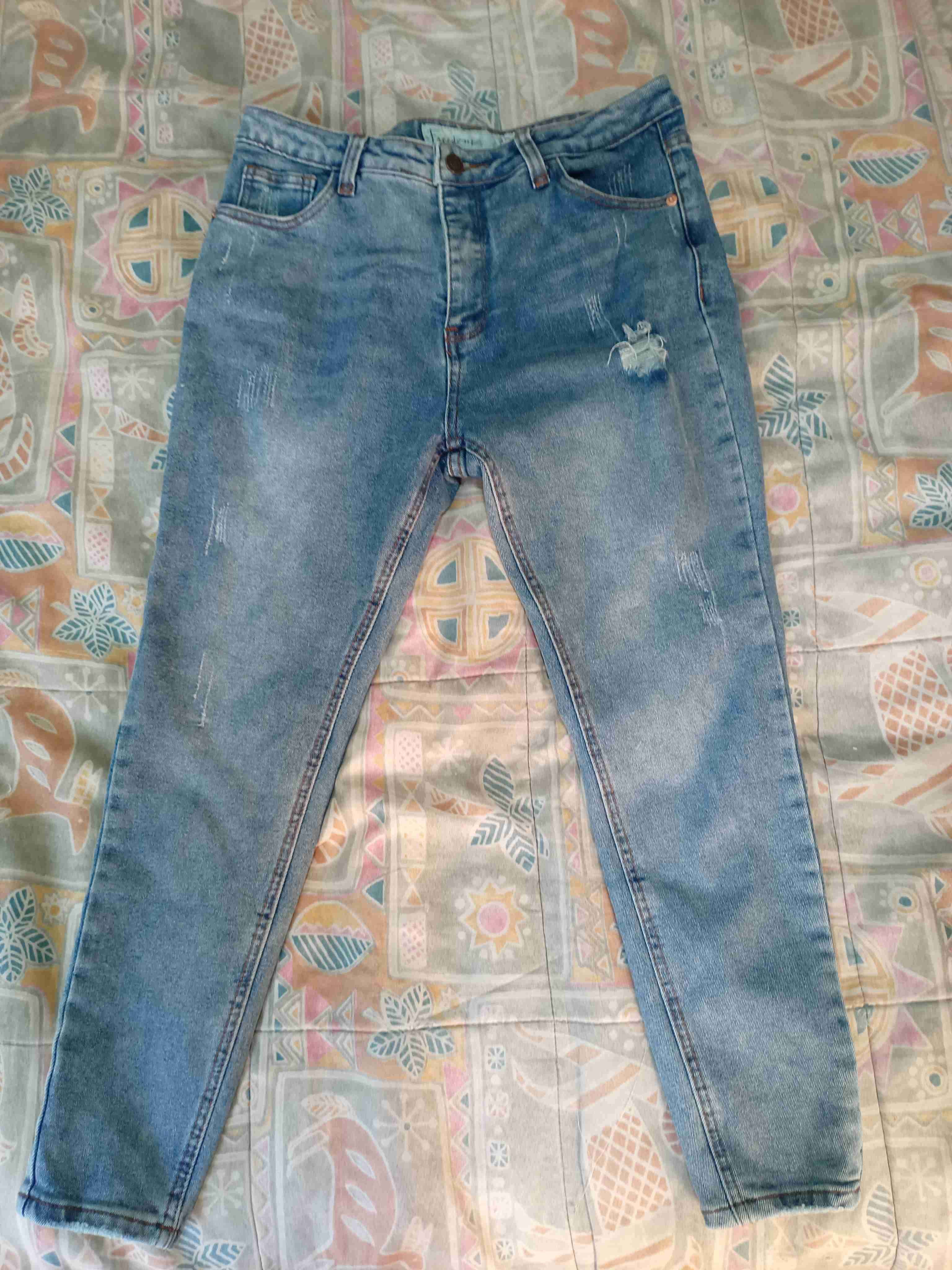 Jeans azul con detalles desgastados