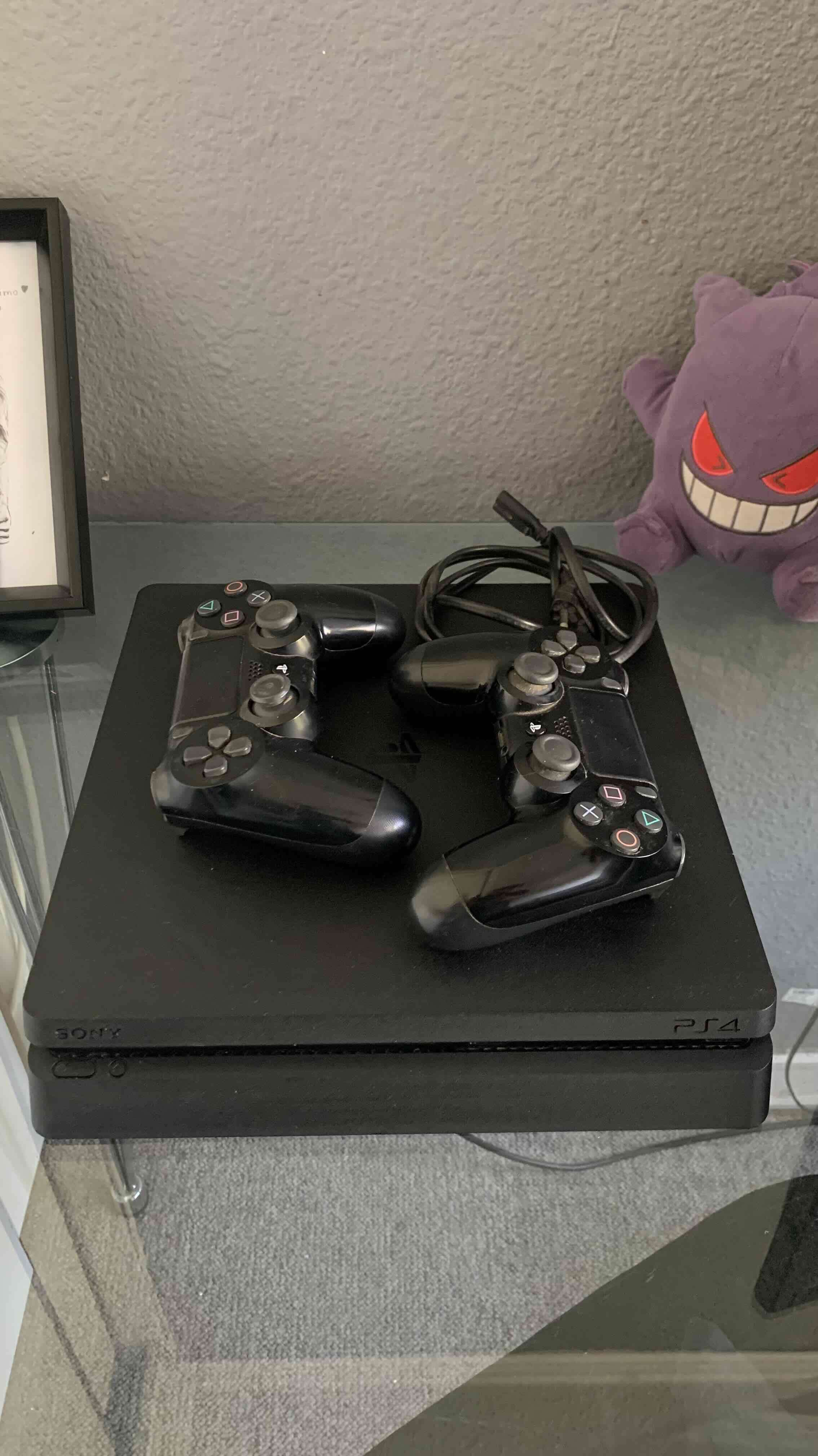 Consola PS4 slim con dos controles - miniatura 1