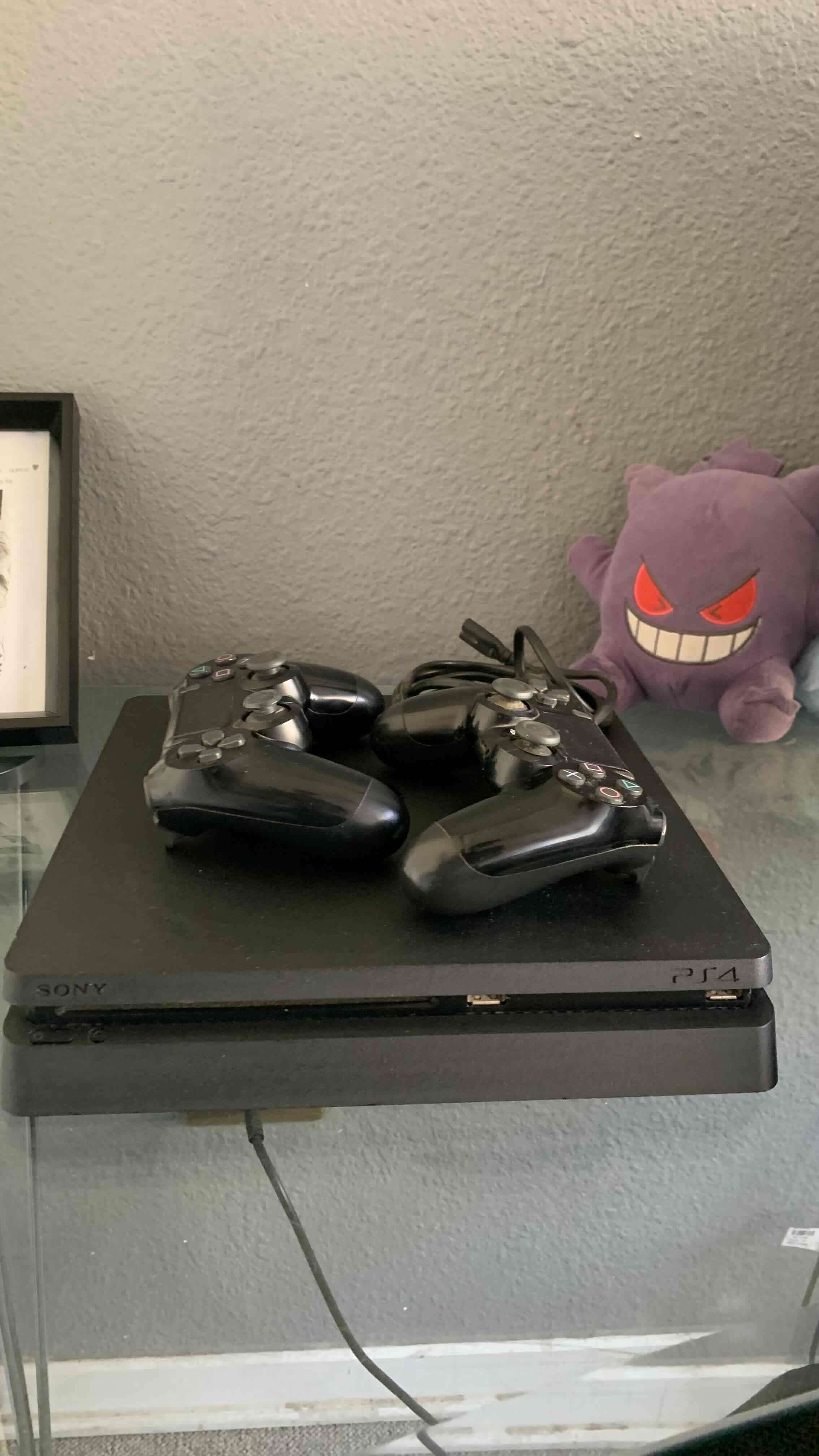 Consola PS4 slim con dos controles - miniatura 2