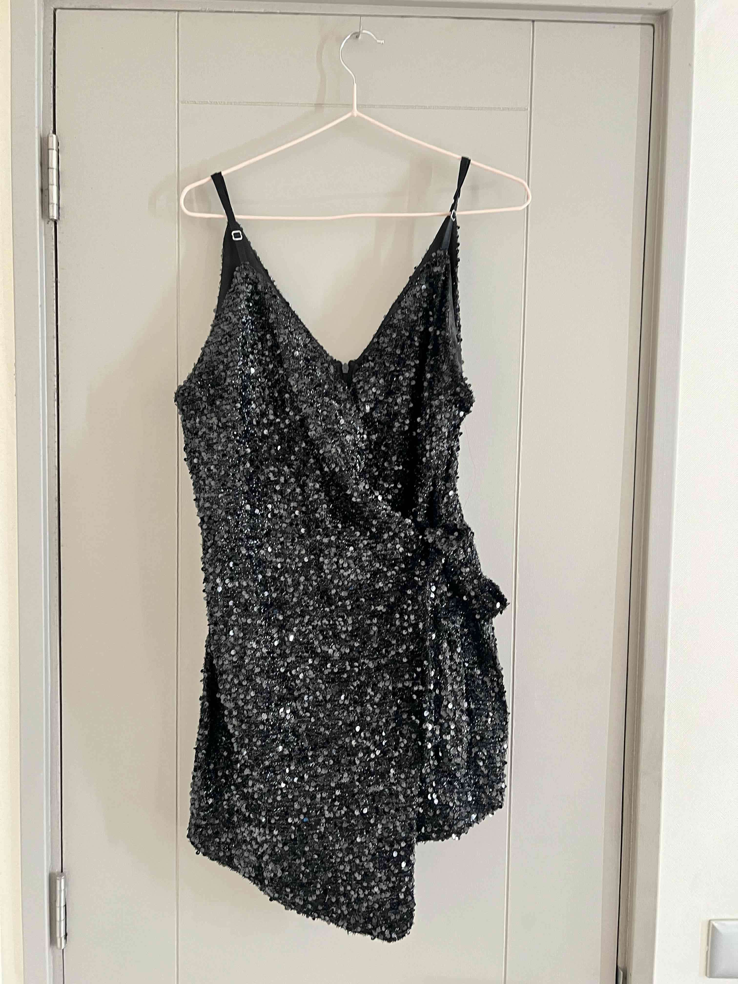 Vestido negro con lentejuelas - miniatura 1