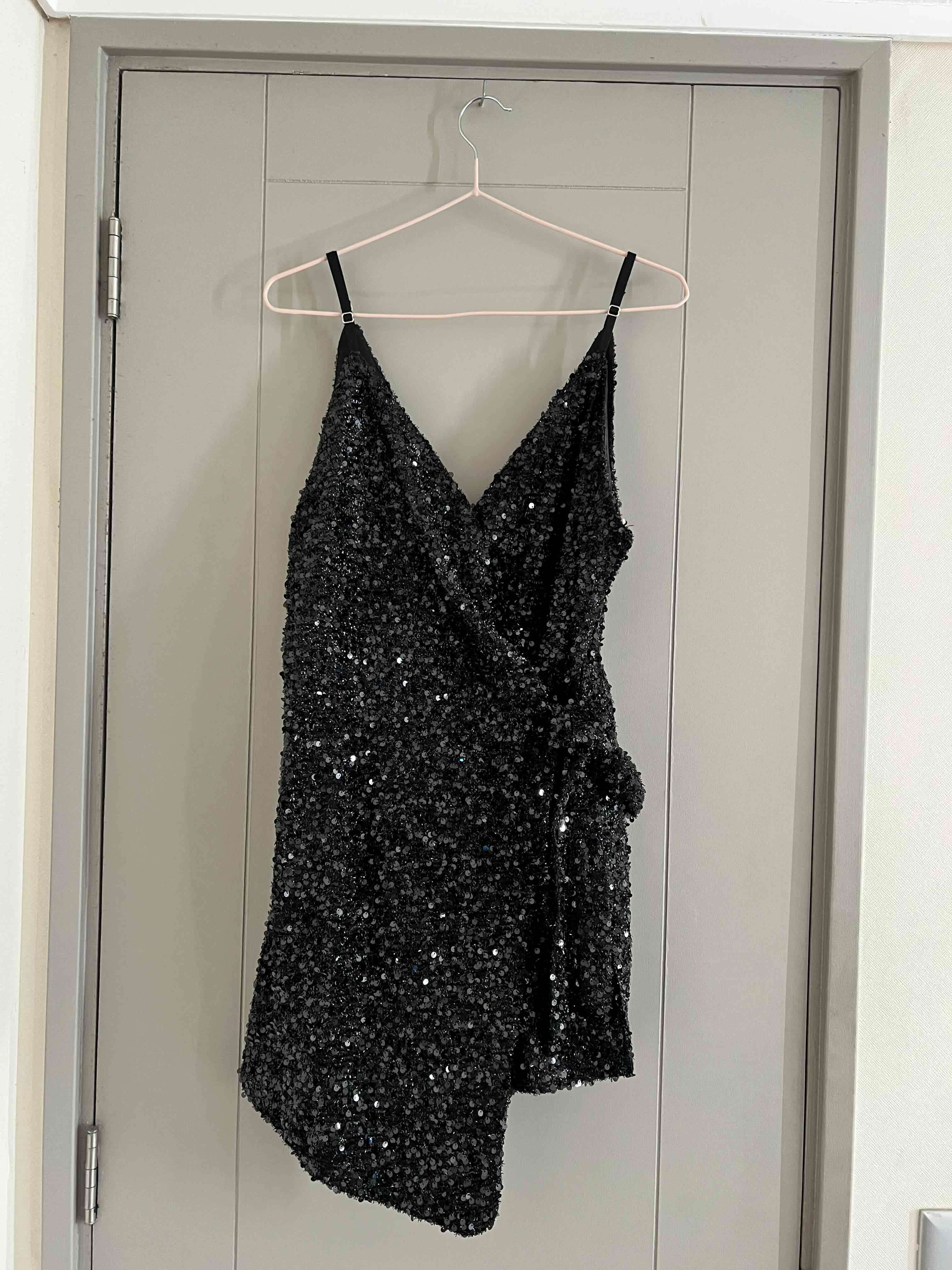 Vestido negro con lentejuelas - miniatura 2