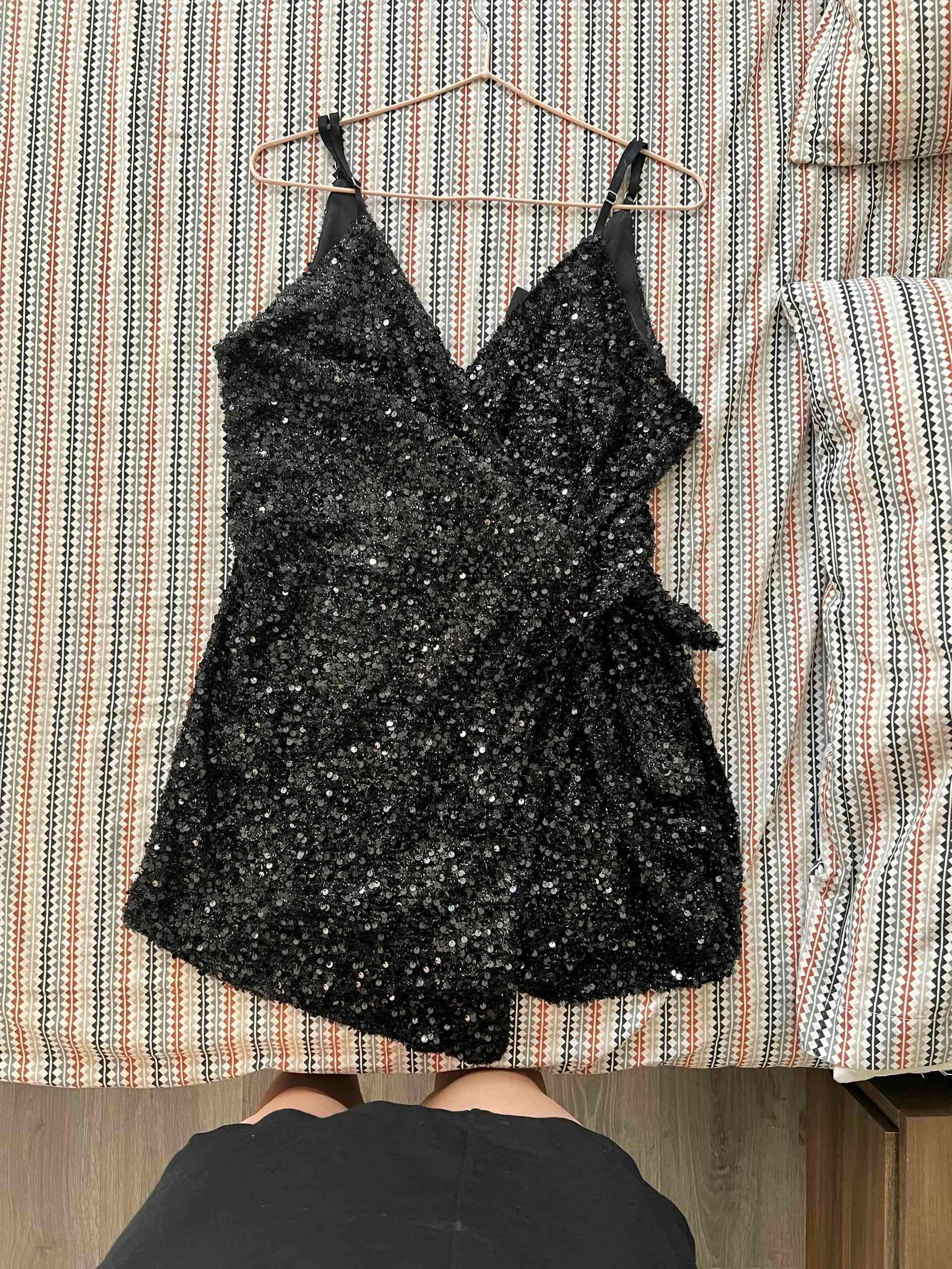 Vestido negro con lentejuelas - miniatura 3
