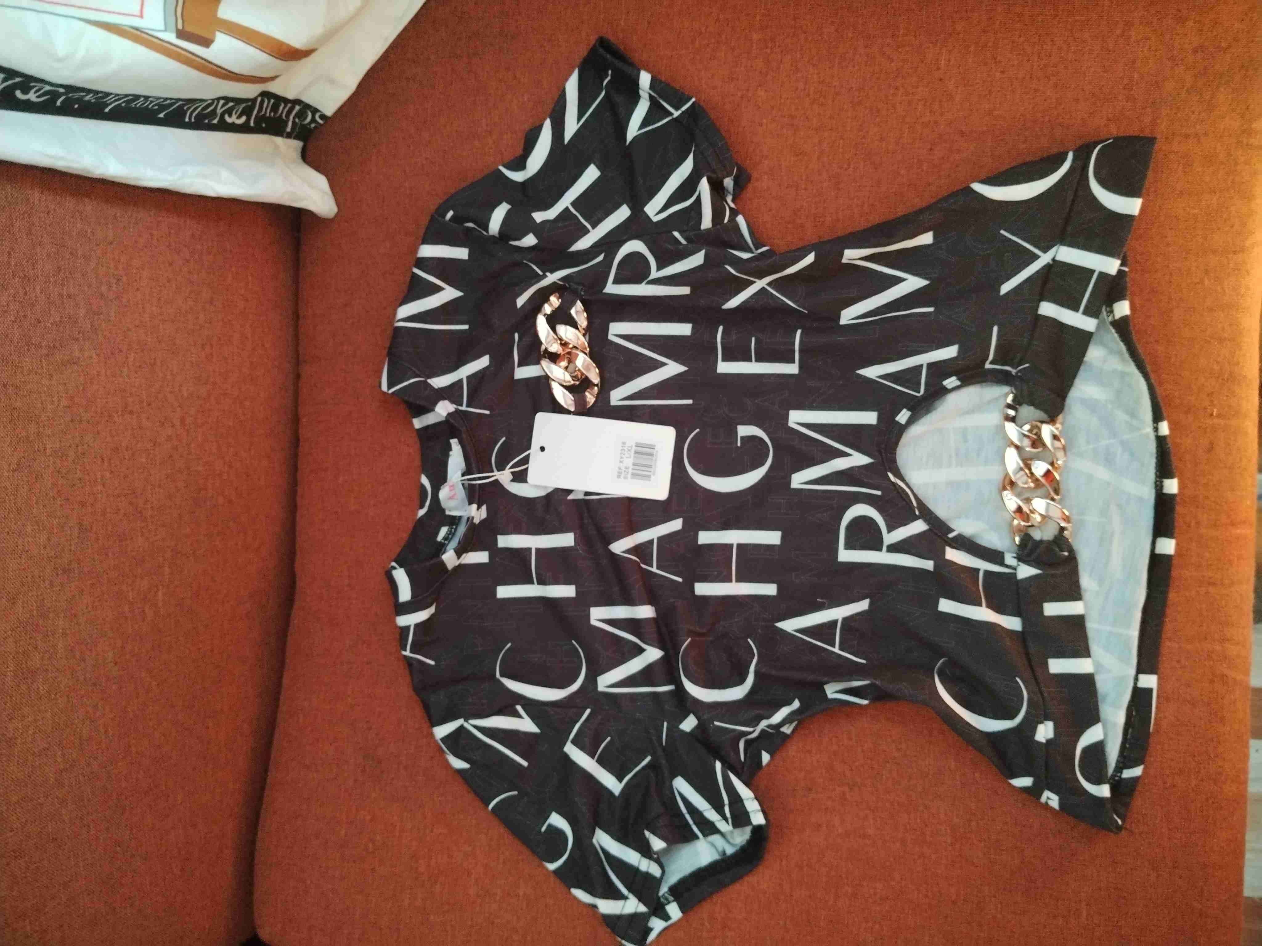 Camiseta negra con letras estampadas - miniatura 1