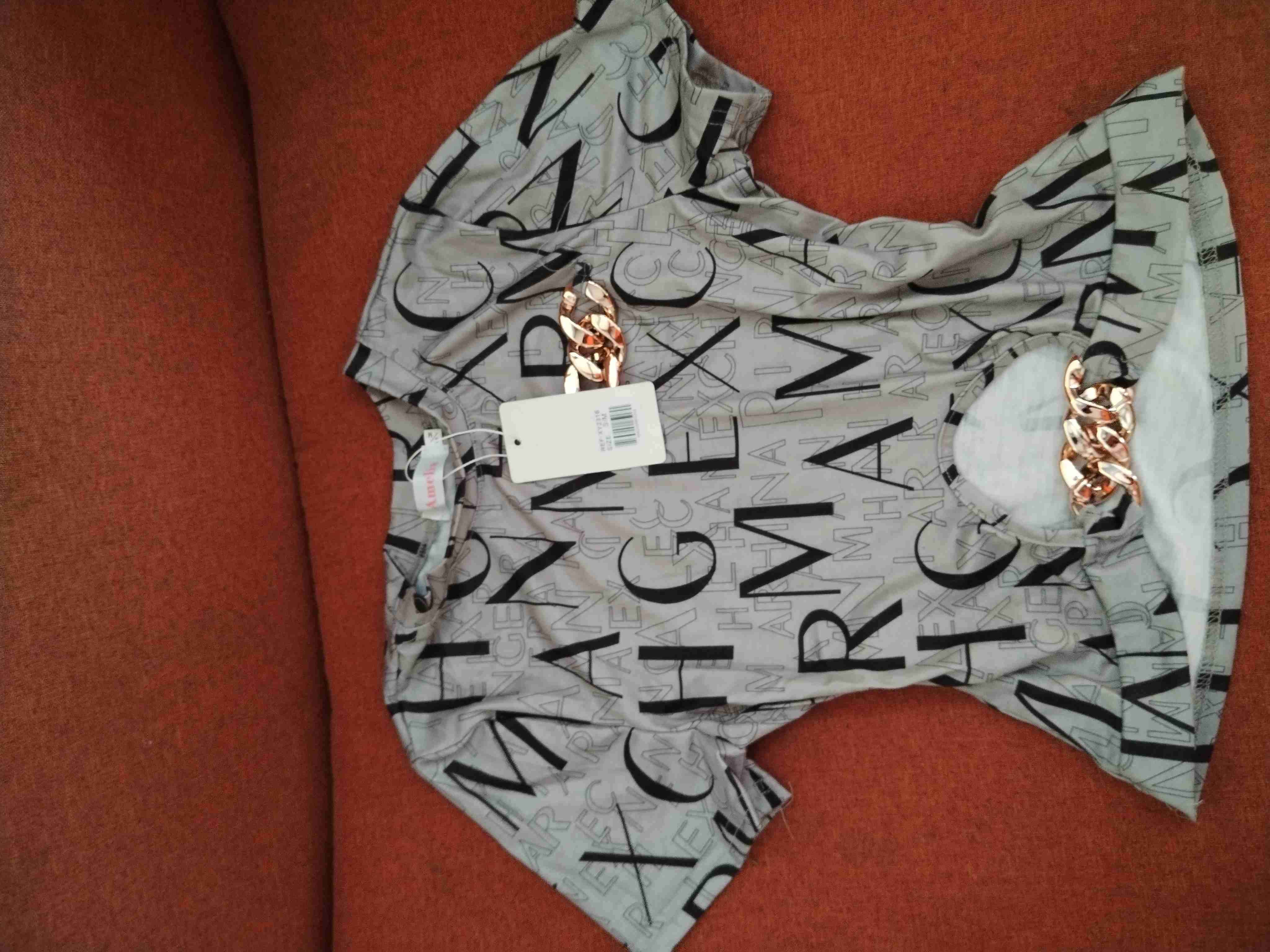 Camiseta negra con letras estampadas - miniatura 2