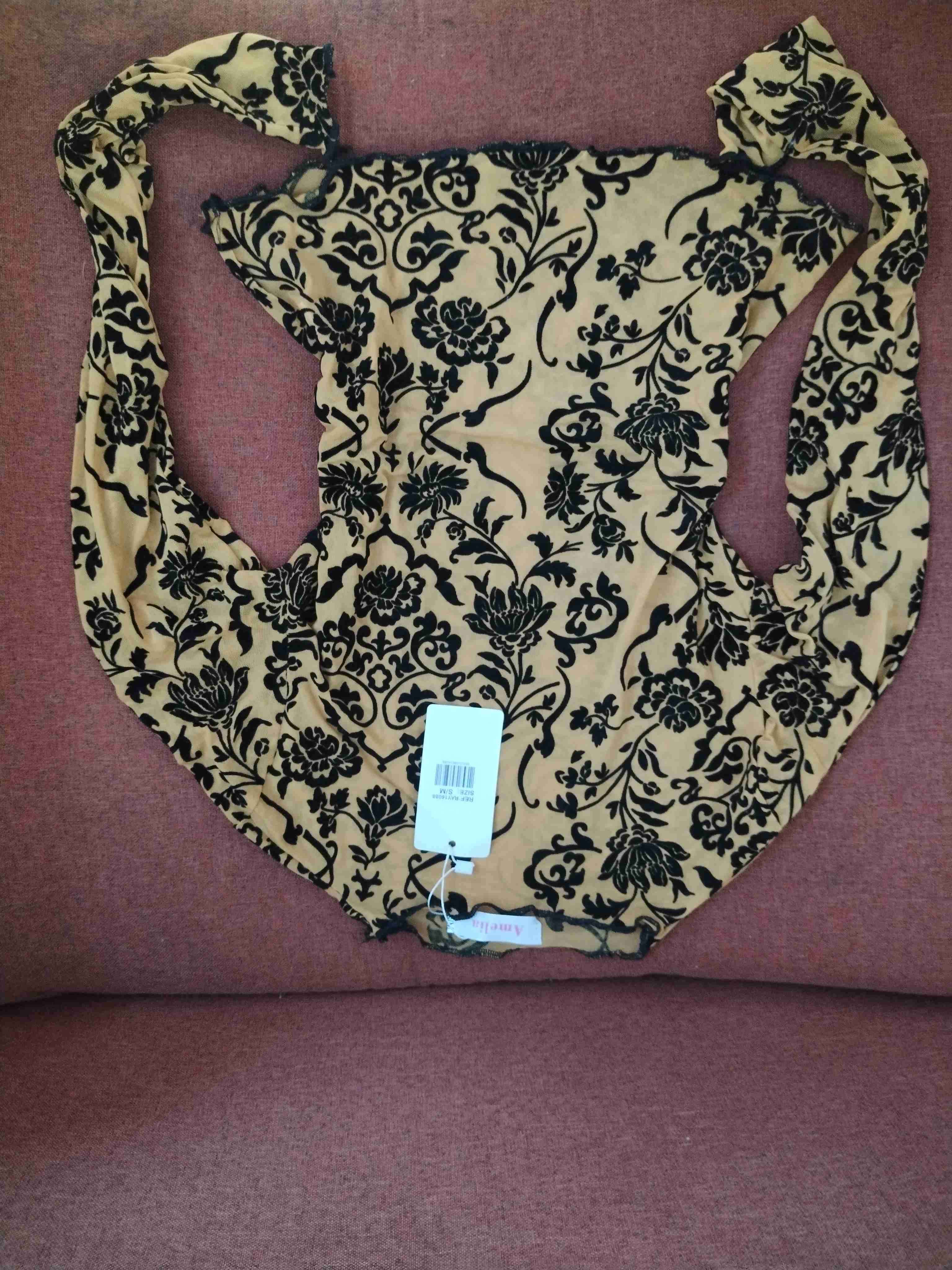 Camiseta negra con letras estampadas - miniatura 4