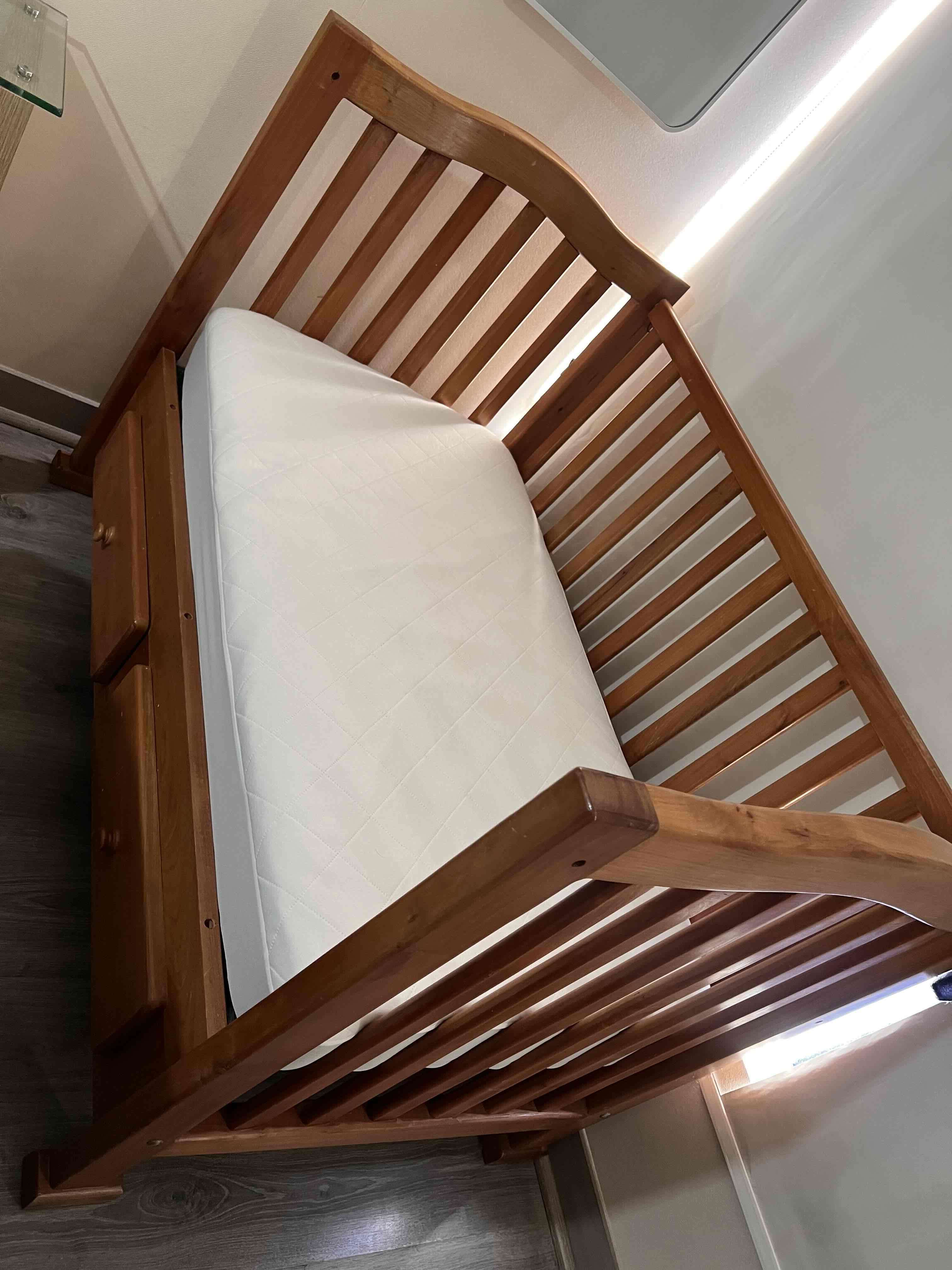 Cuna de madera con colchón - 1