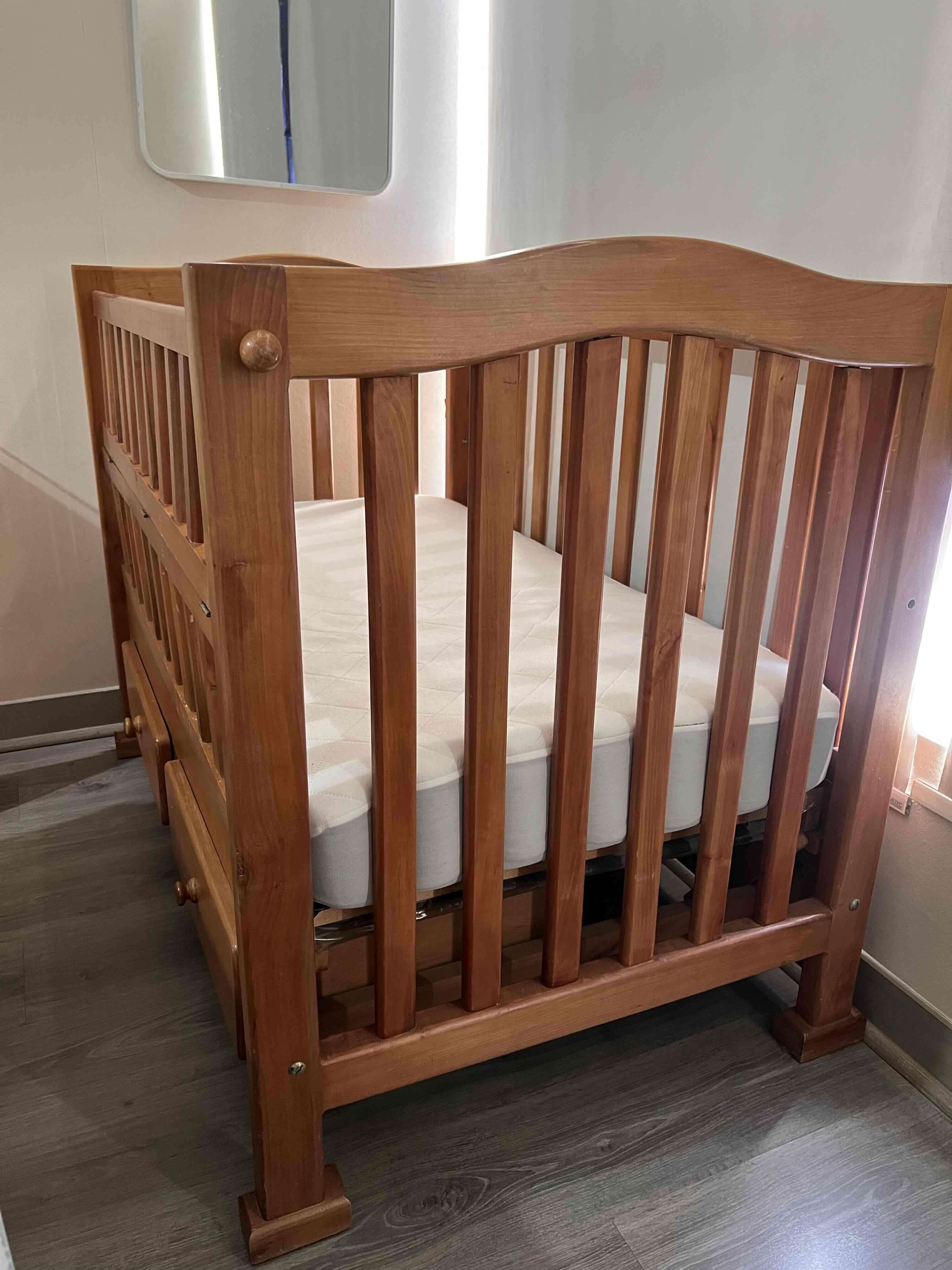 Cuna de madera con colchón - 2