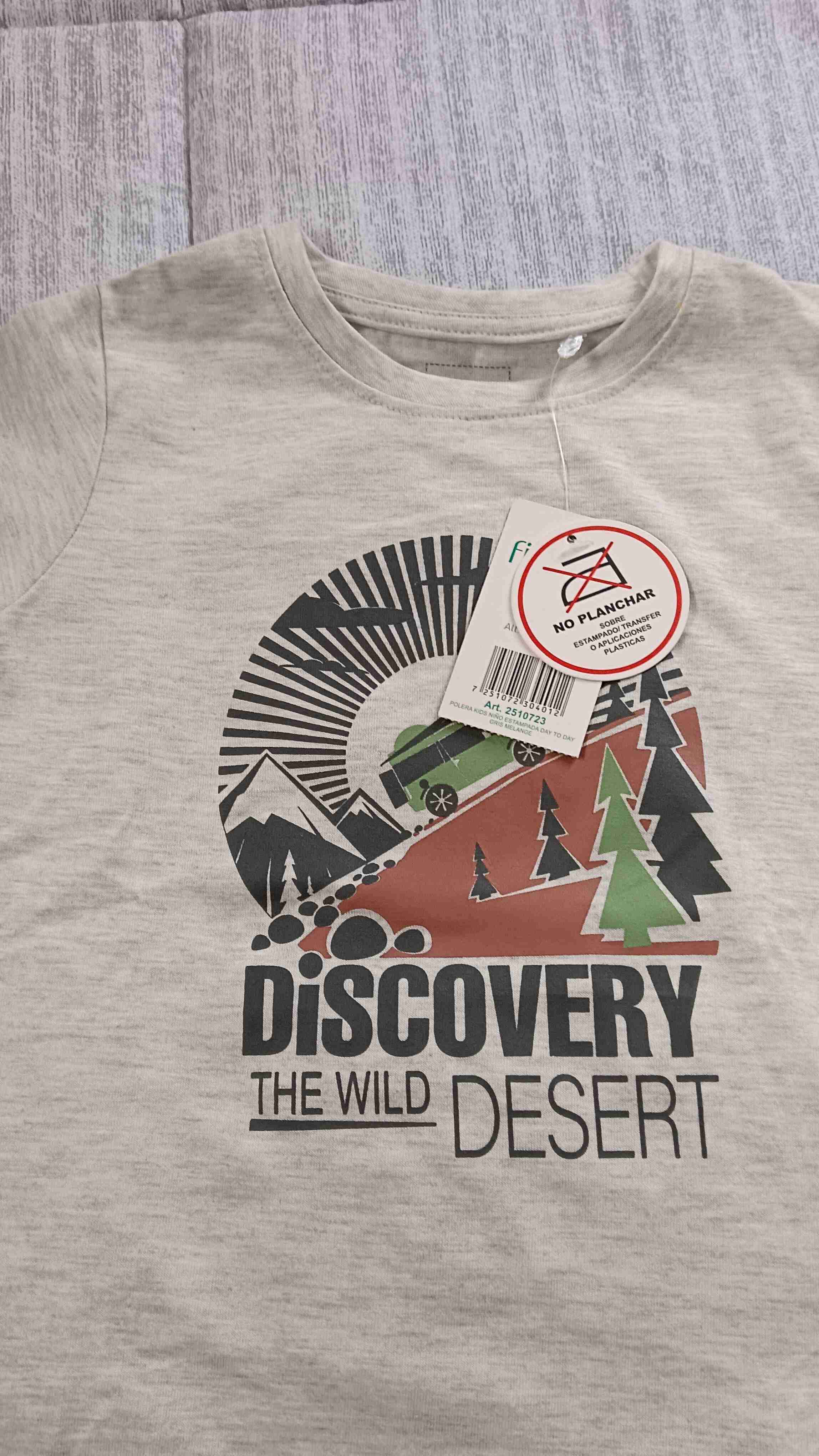 Polera gris con diseño montaña - miniatura 2