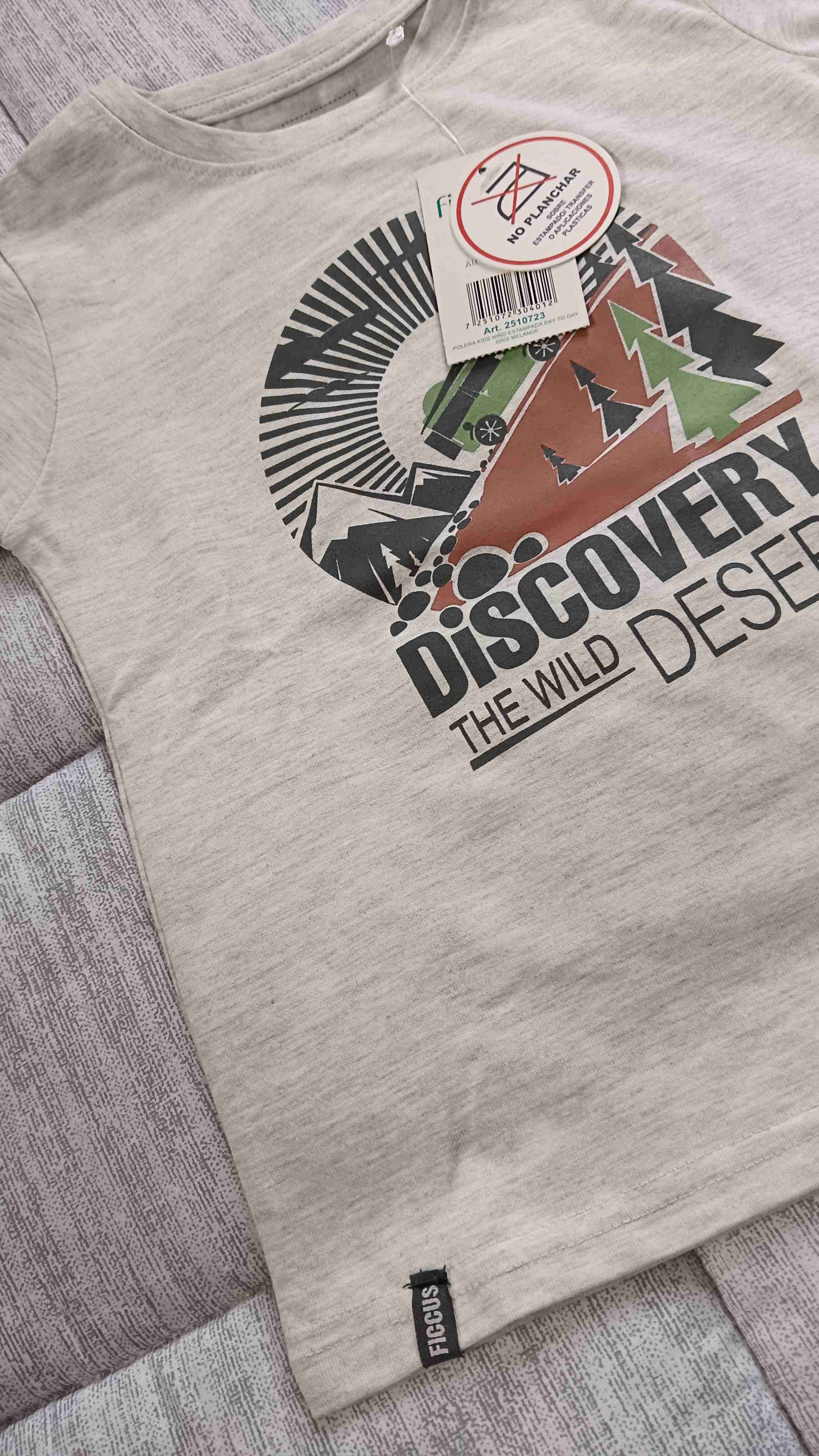 Polera gris con diseño montaña - miniatura 3