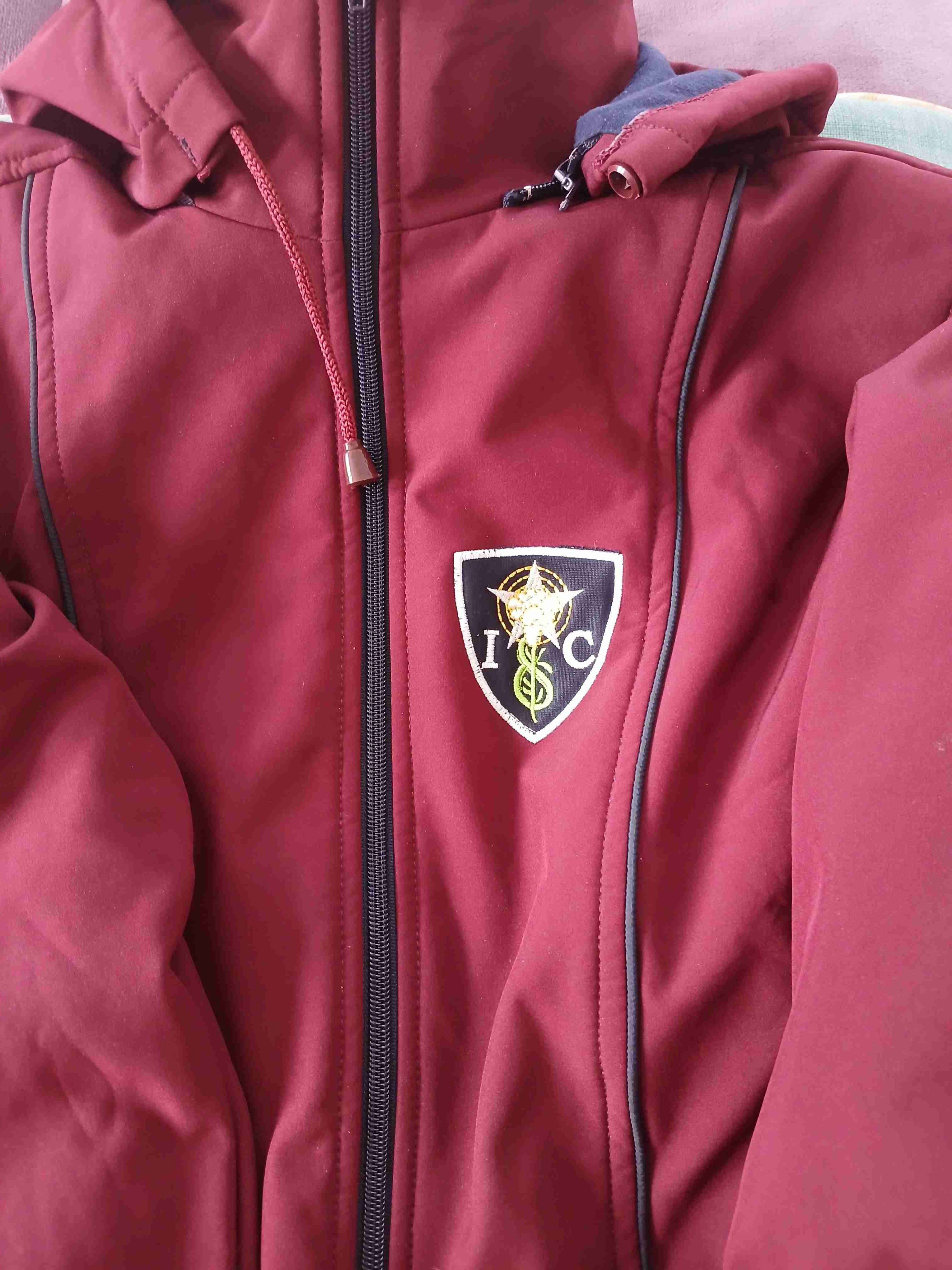 Chaqueta bordó con capucha - miniatura 1