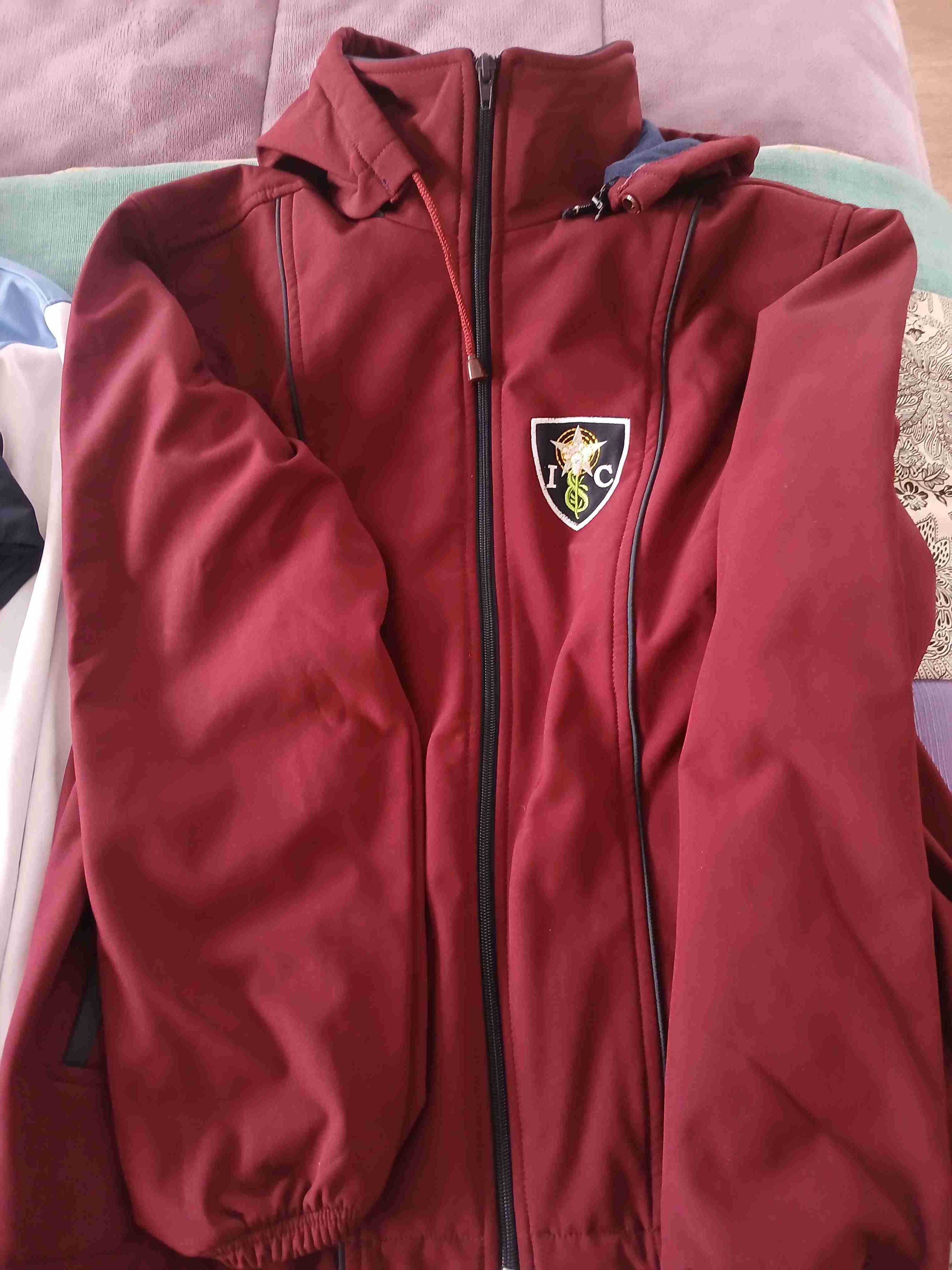 Chaqueta bordó con capucha - miniatura 2