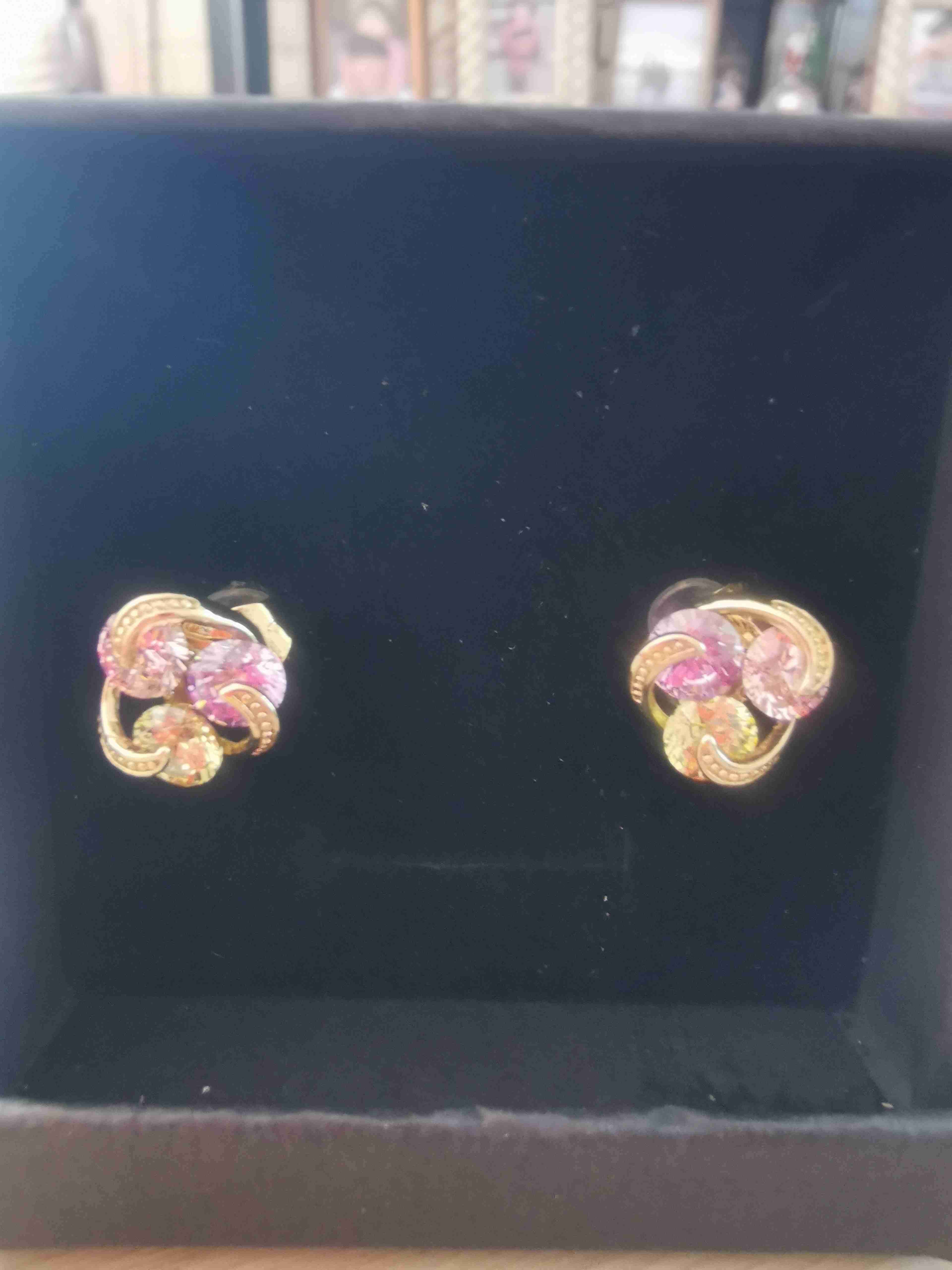 Pendientes y cadenas dorados - 1