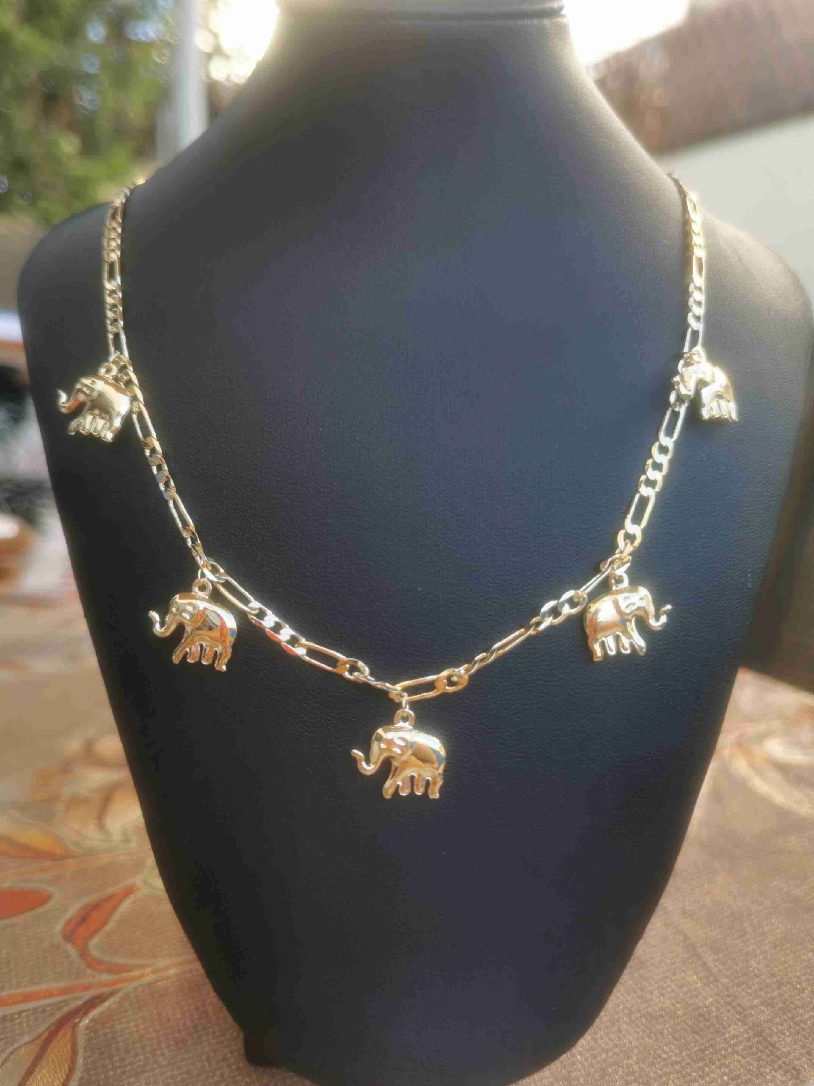 Pendientes y cadenas dorados - 2