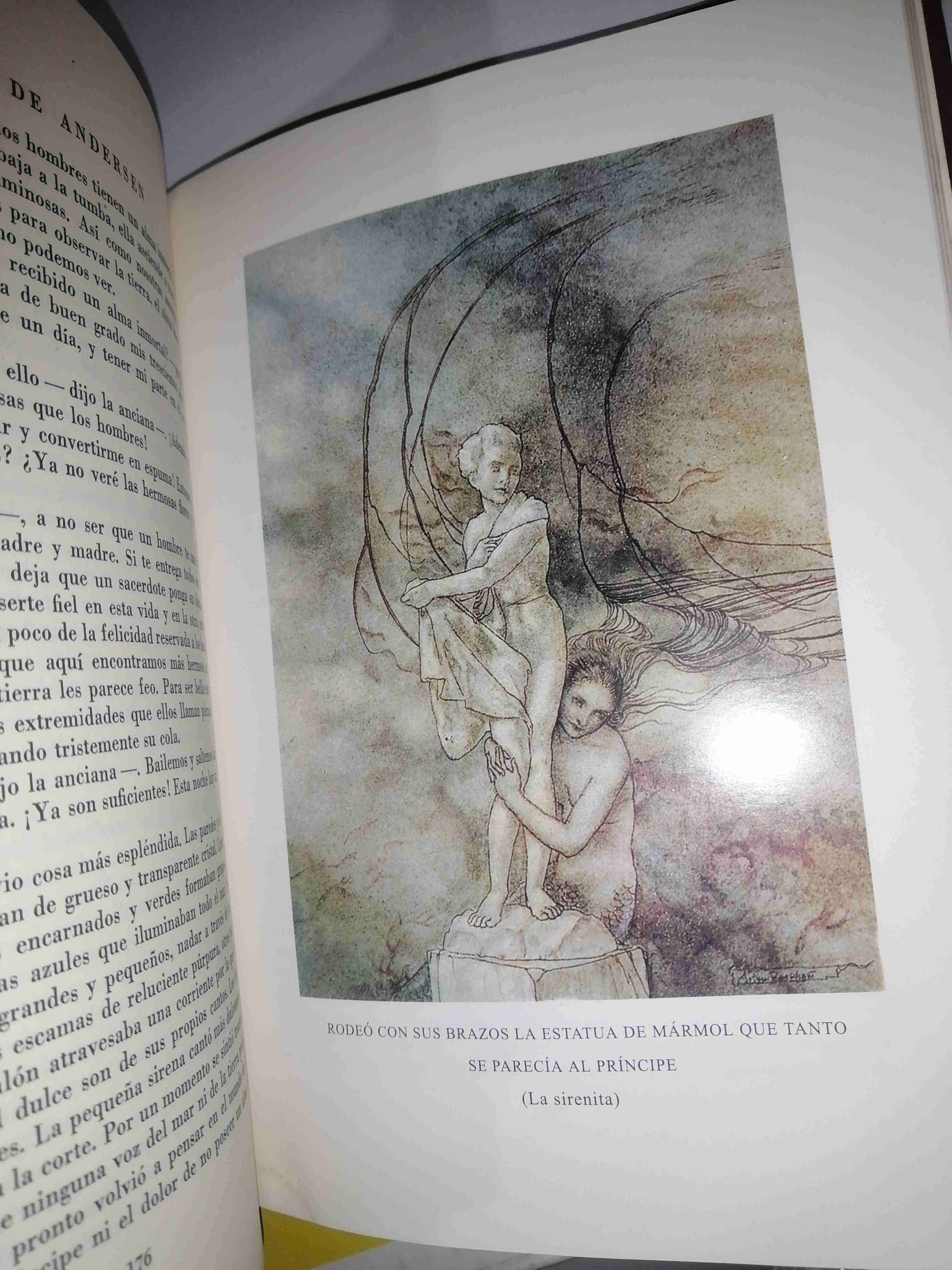 Libro antiguo con grabado dorado - miniatura 4