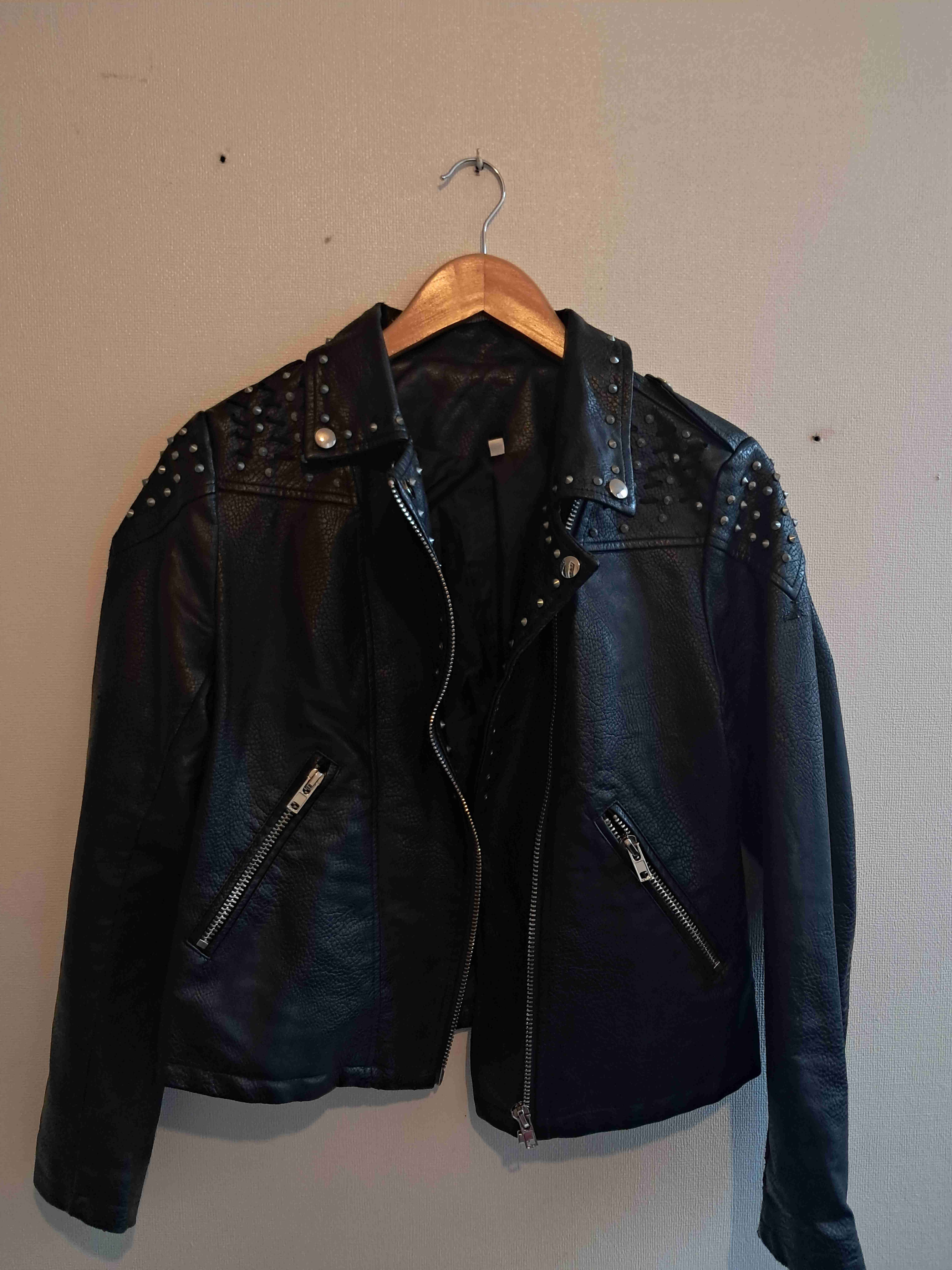 Chaqueta de cuero negra con tachas - miniatura 2