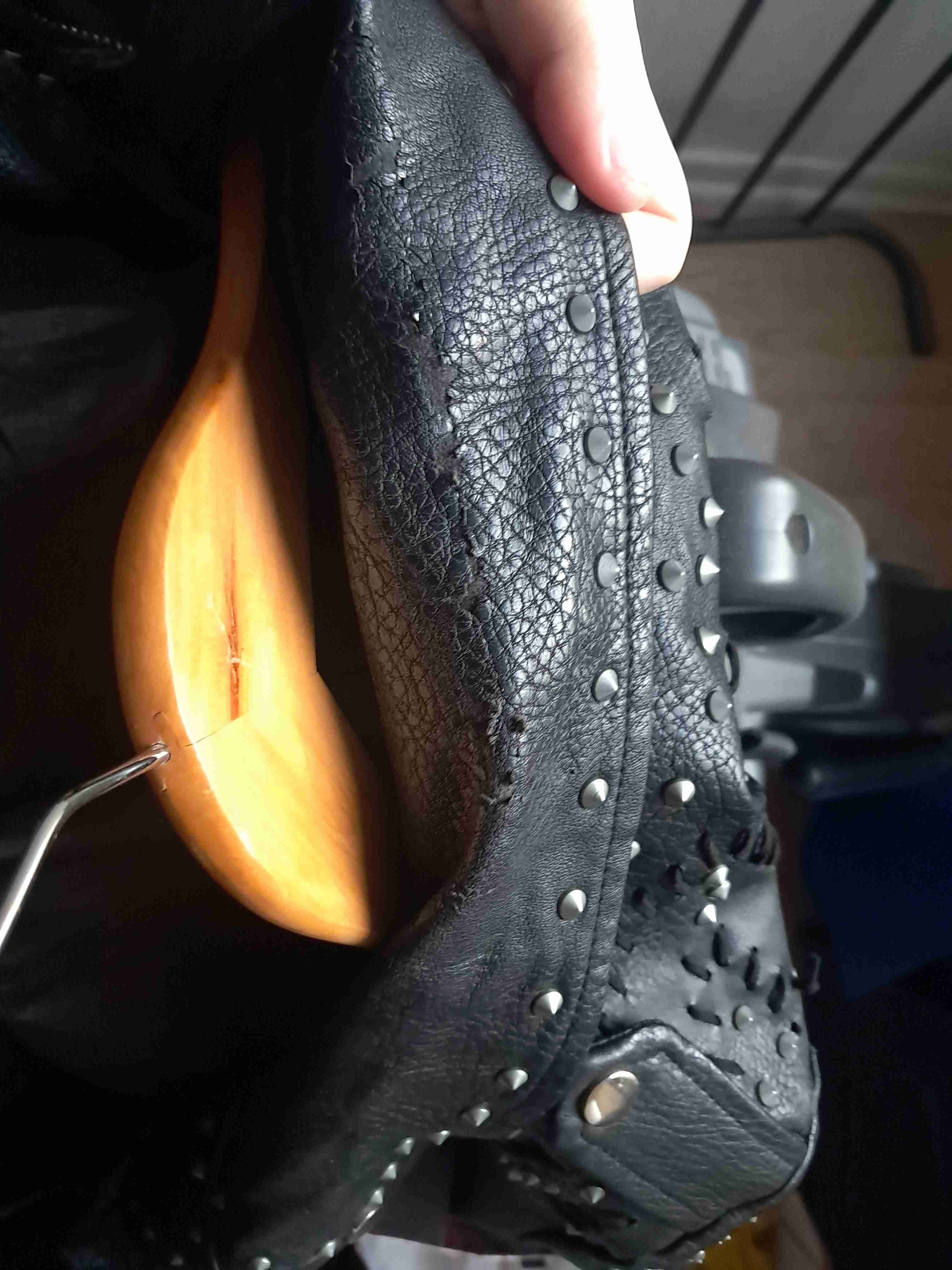 Chaqueta de cuero negra con tachas - miniatura 4