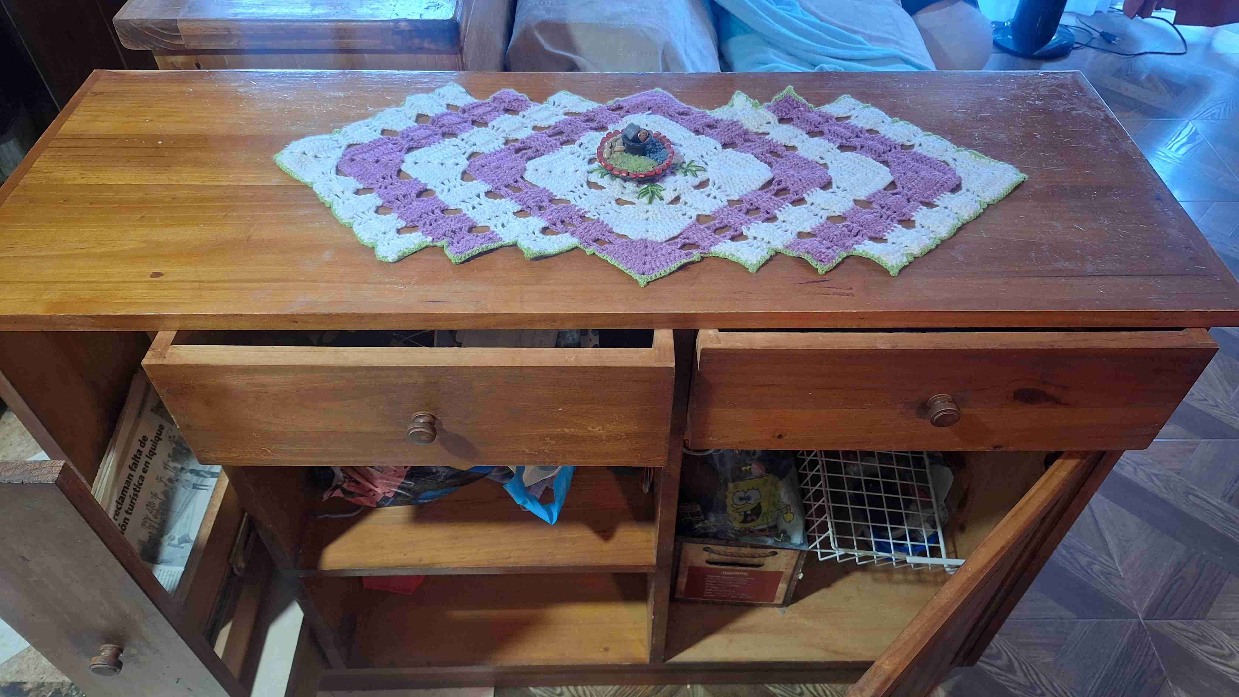 Mesa tipo isla de madera con cajones - miniatura 1