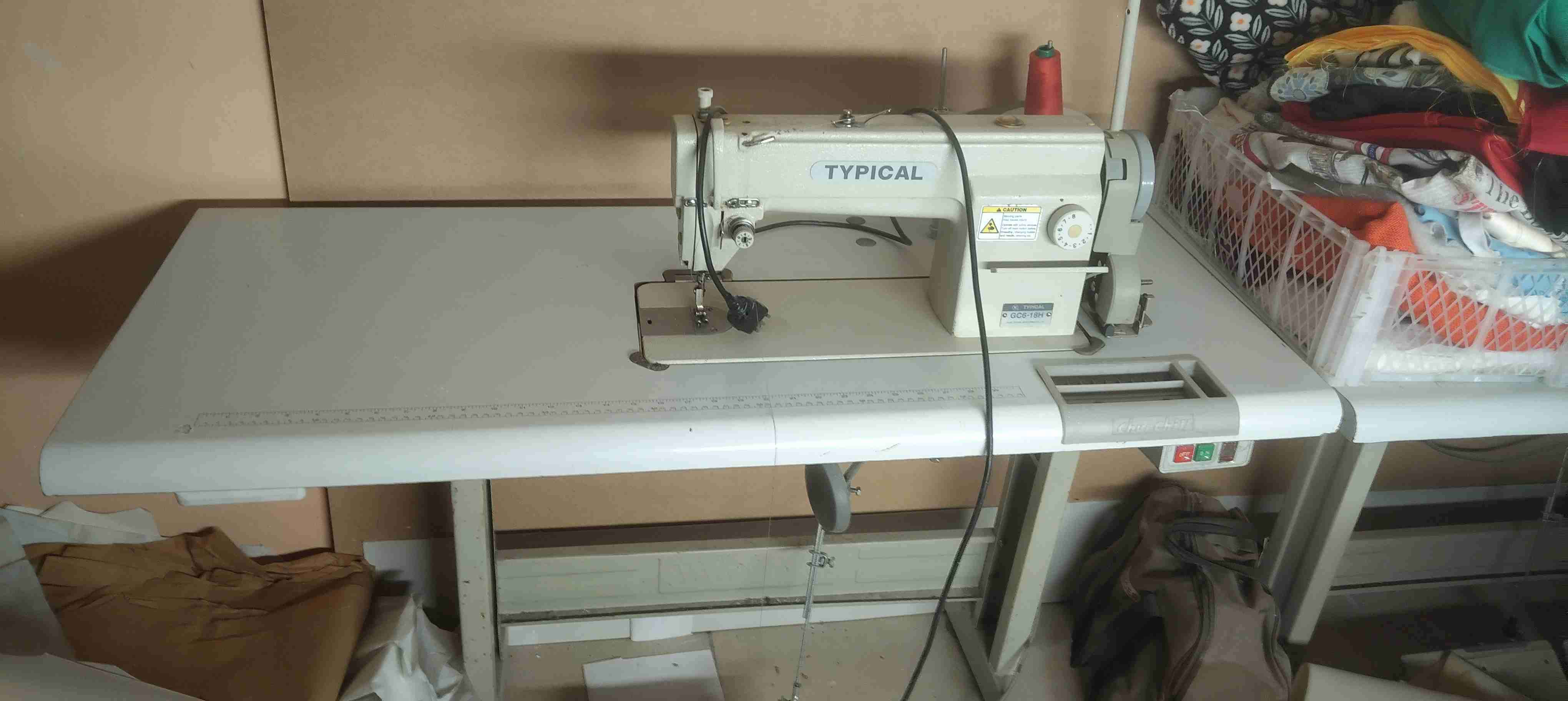 Máquina de coser industrial Typical - miniatura 1