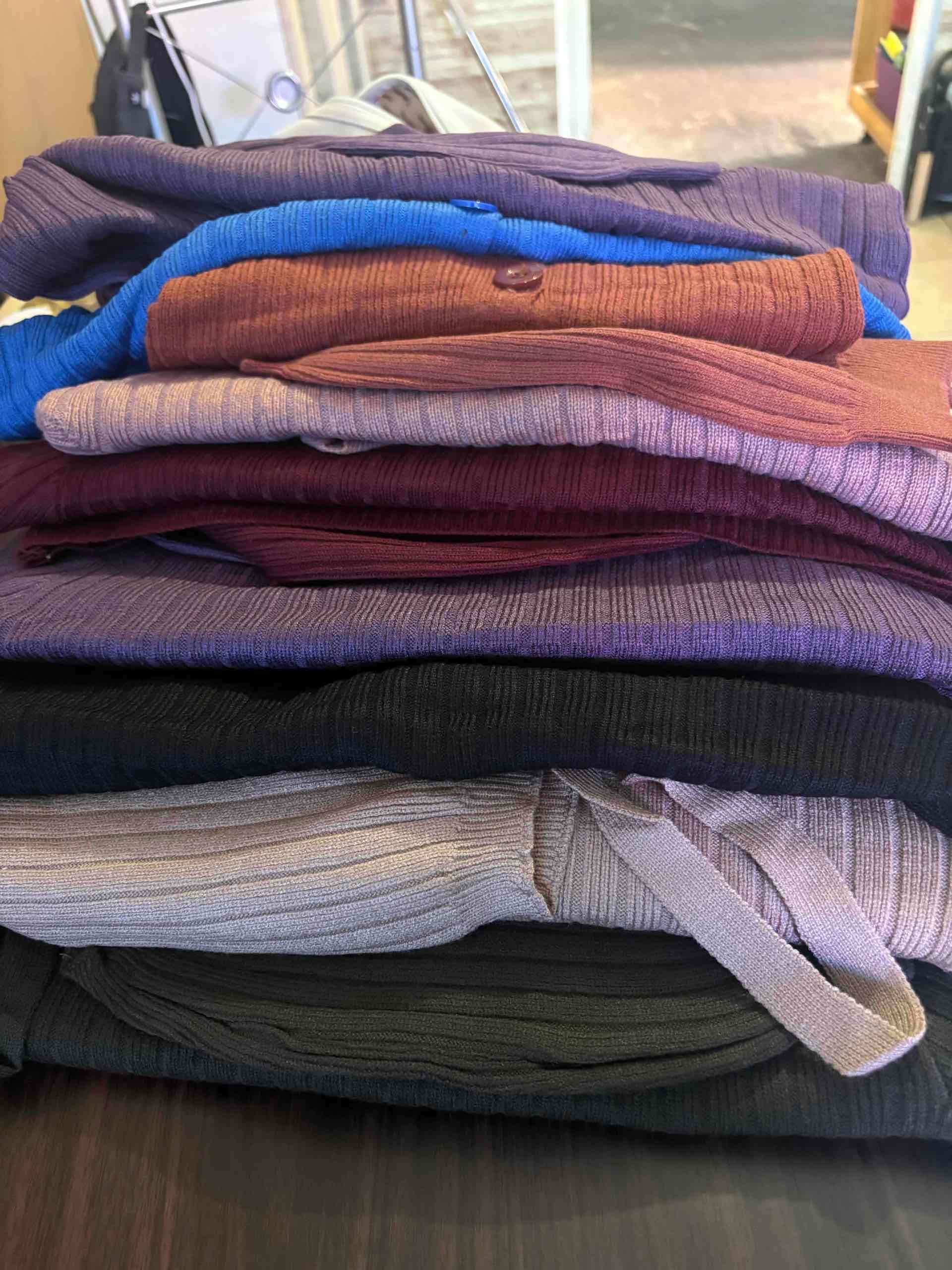 Cardigan y top morado - miniatura 3