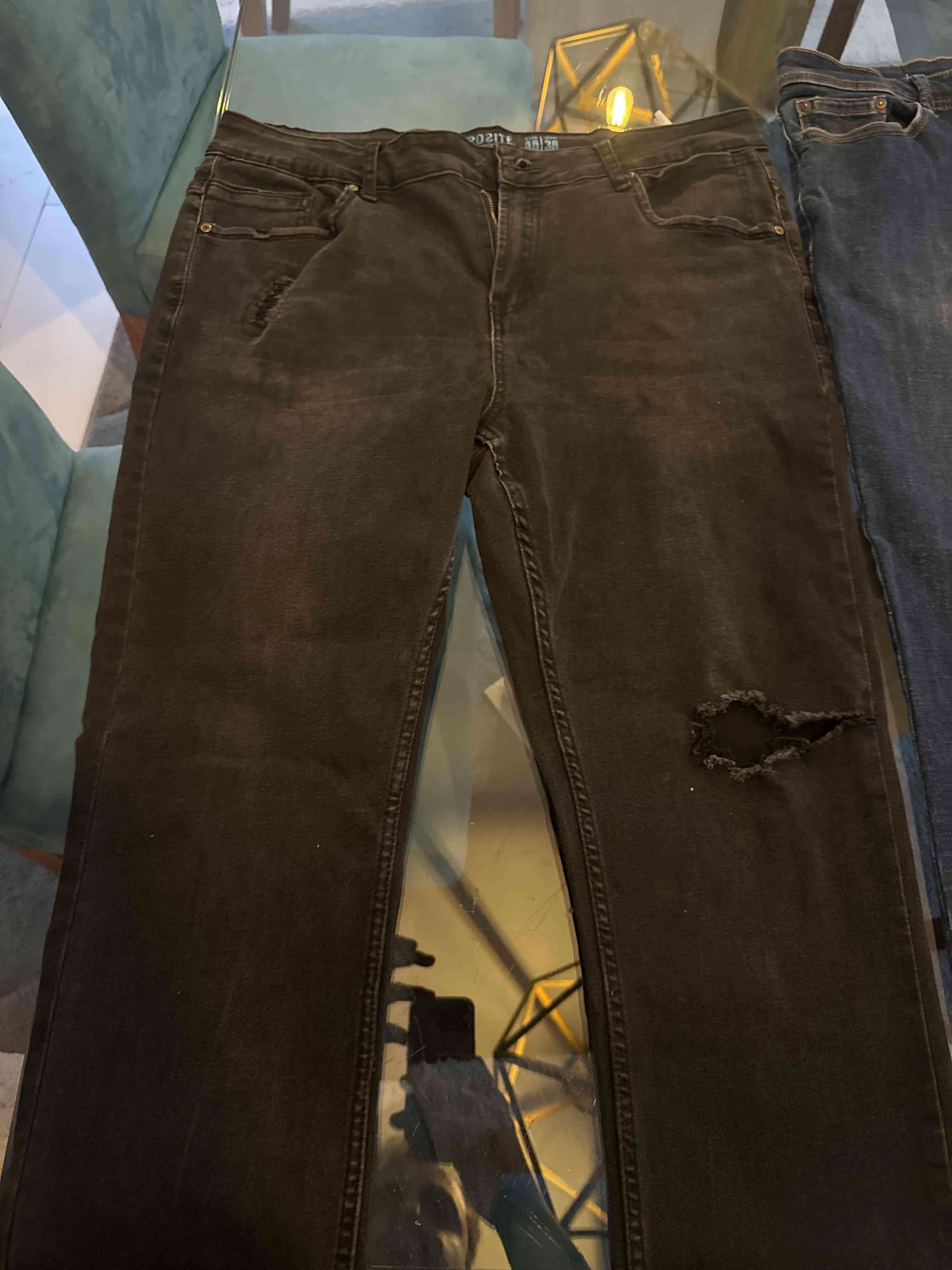 Jeans negros desgastados y azul semi nuevo - miniatura 1