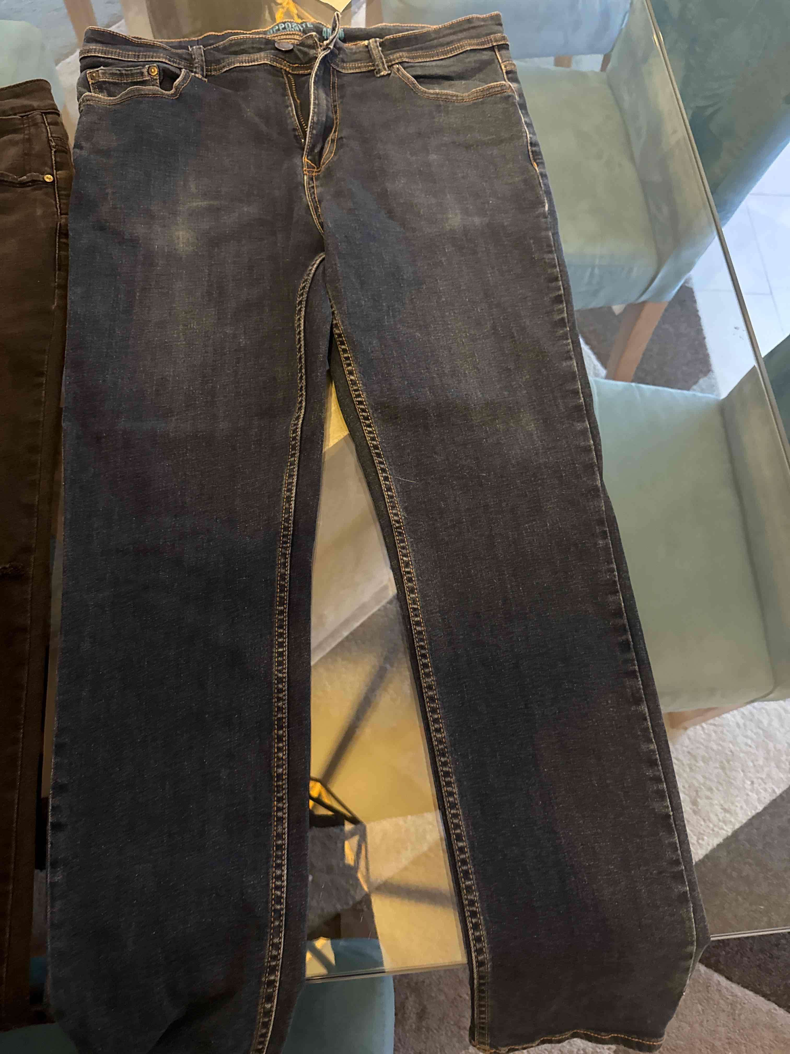 Jeans negros desgastados y azul semi nuevo - miniatura 2