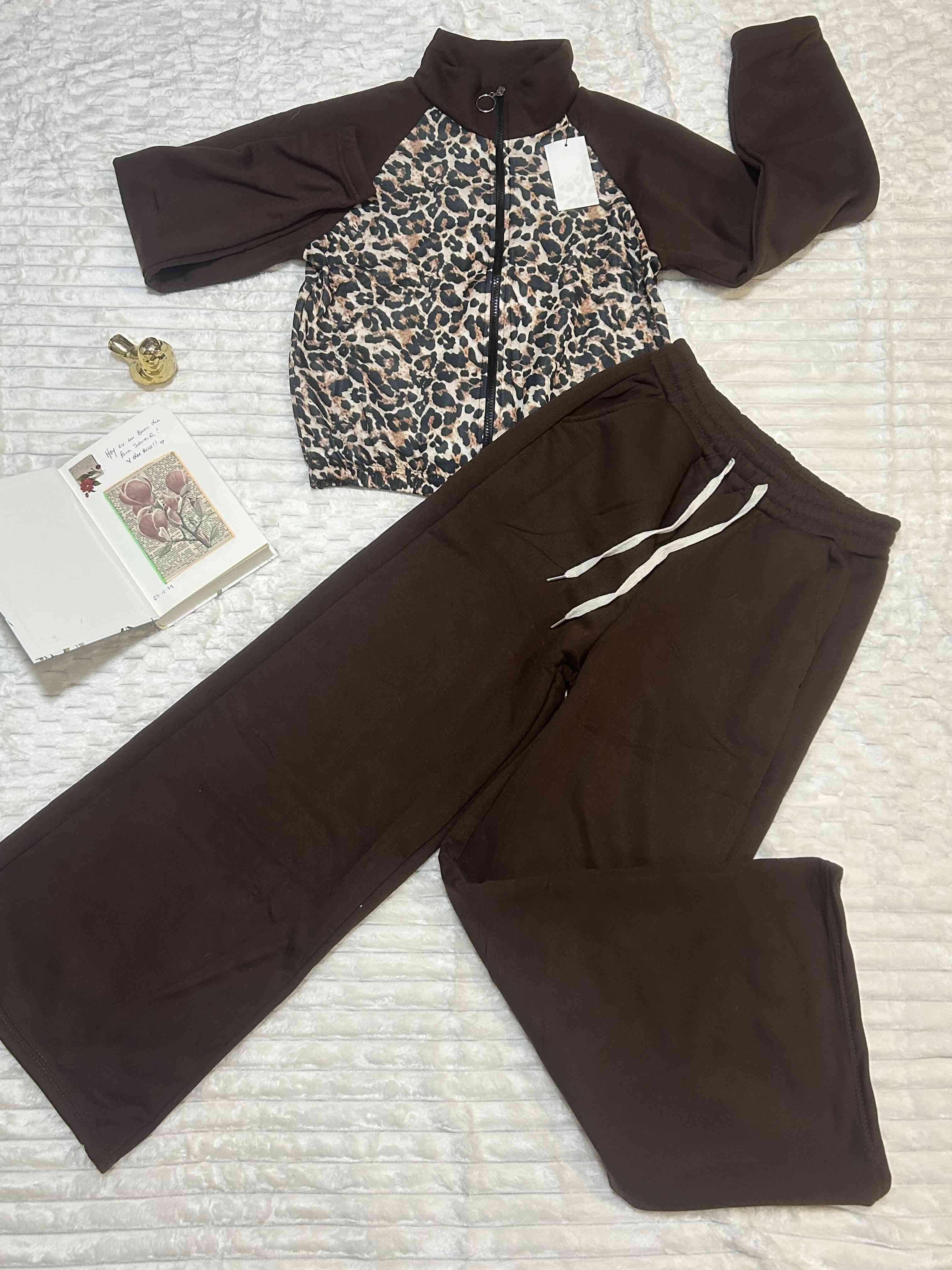 Conjunto deportivo con chaqueta estampada