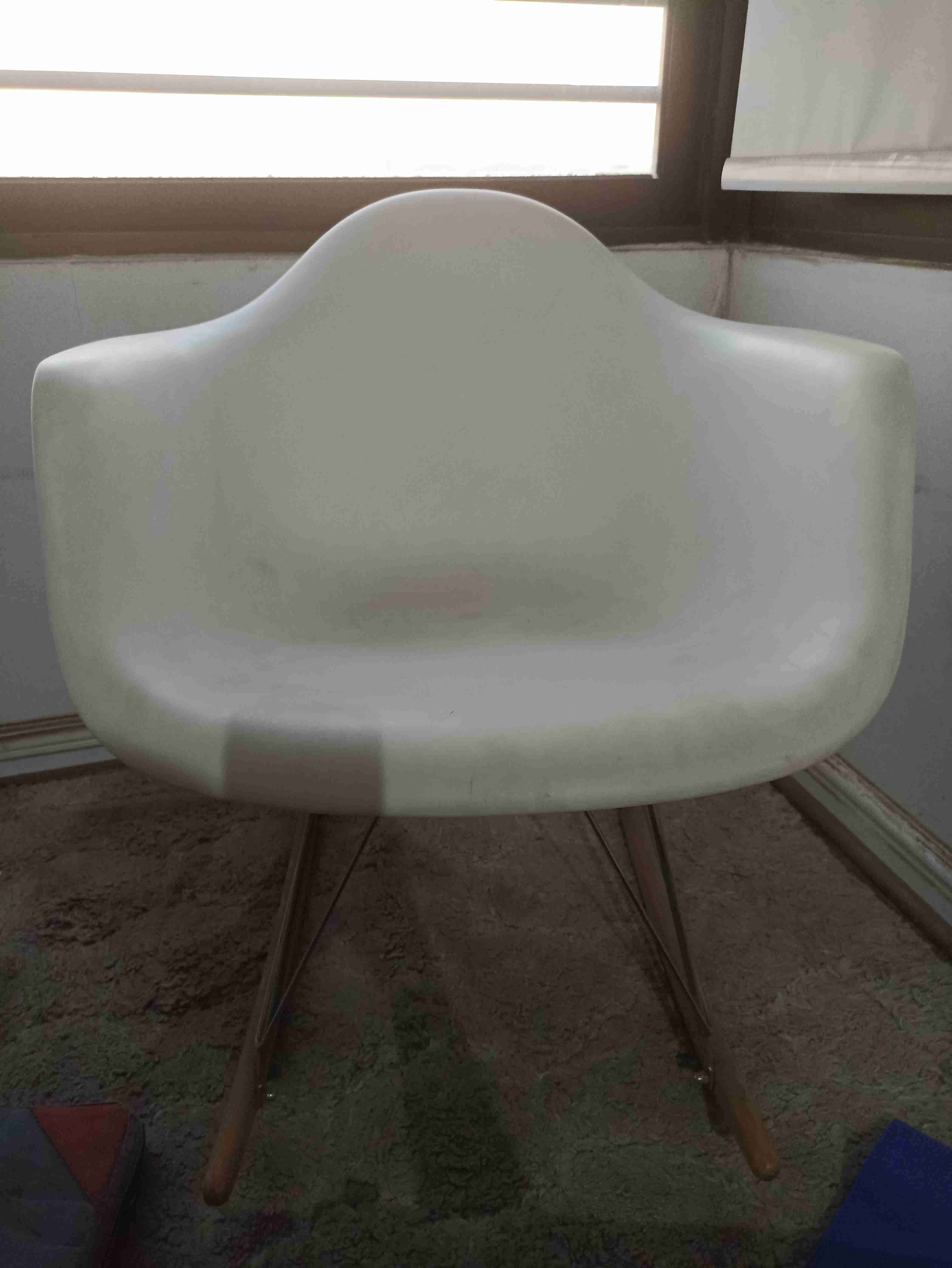 Silla mecedora moderna blanca