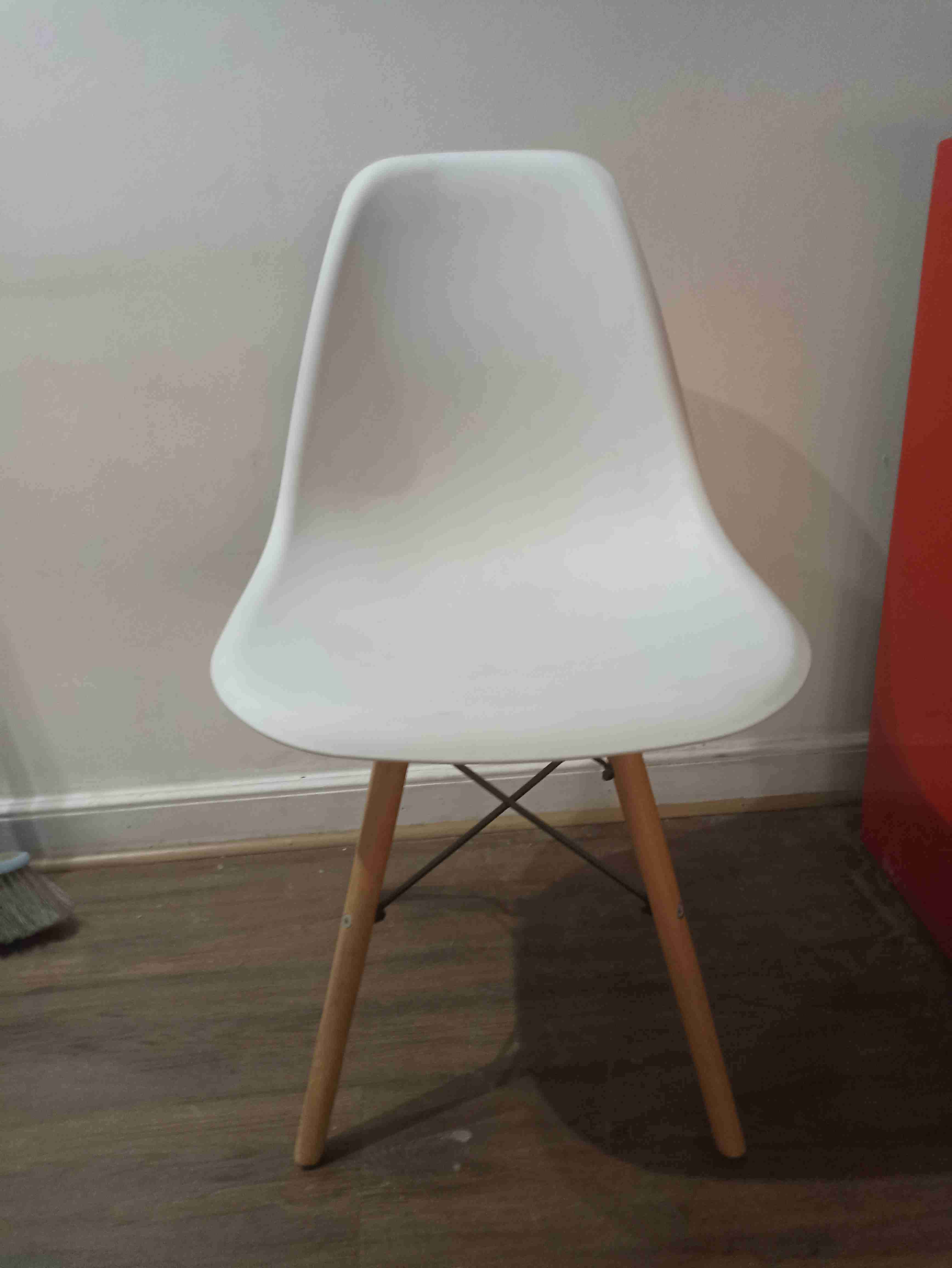 Silla blanca moderna