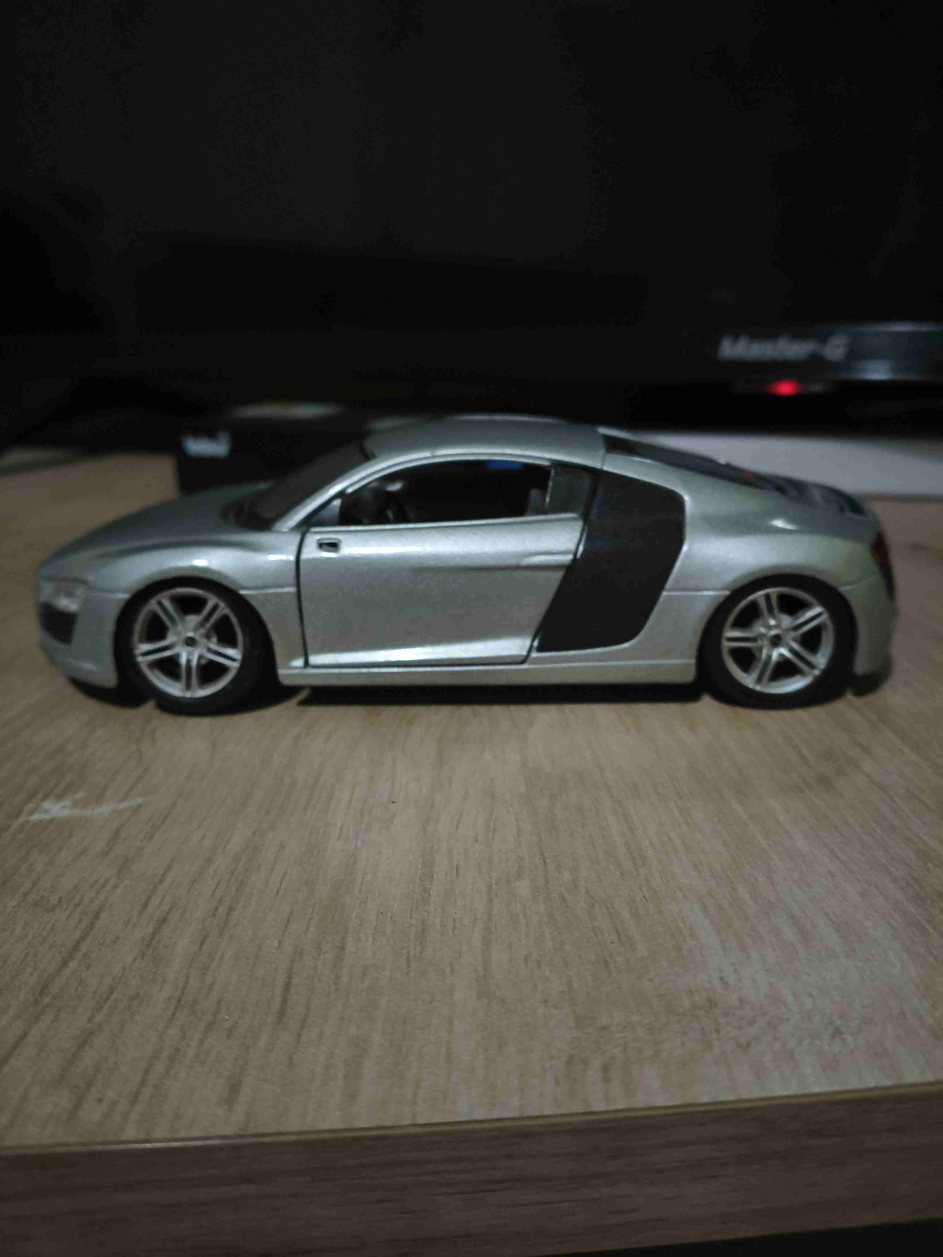 Auto a escala plateado