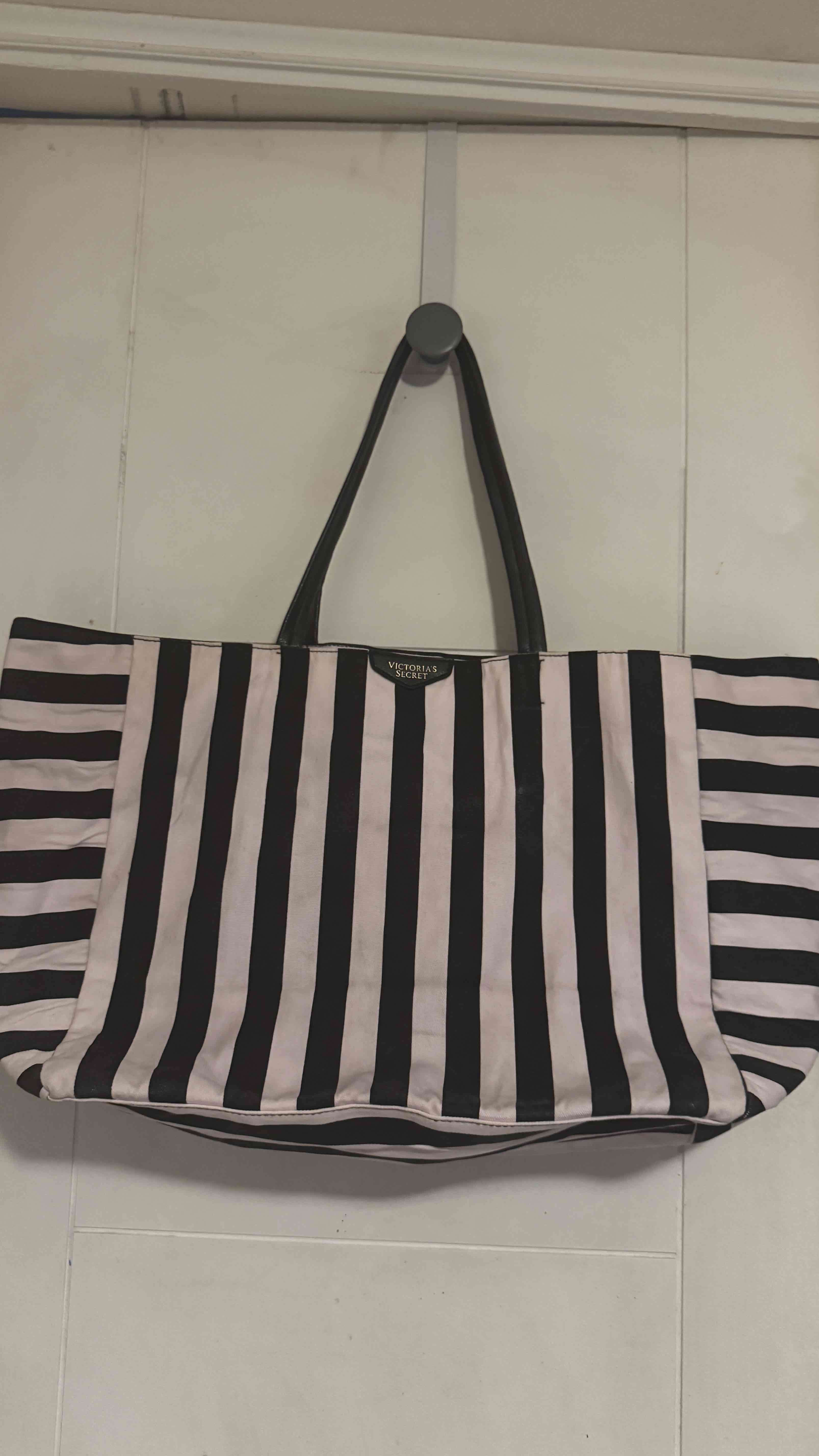 Bolsa rayada rosa y negro Victoria Secret - miniatura 1