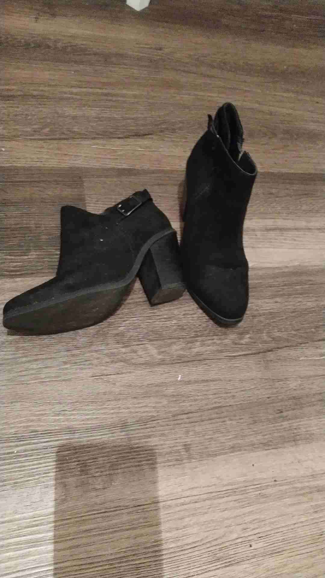 Botines negros con tacón grueso