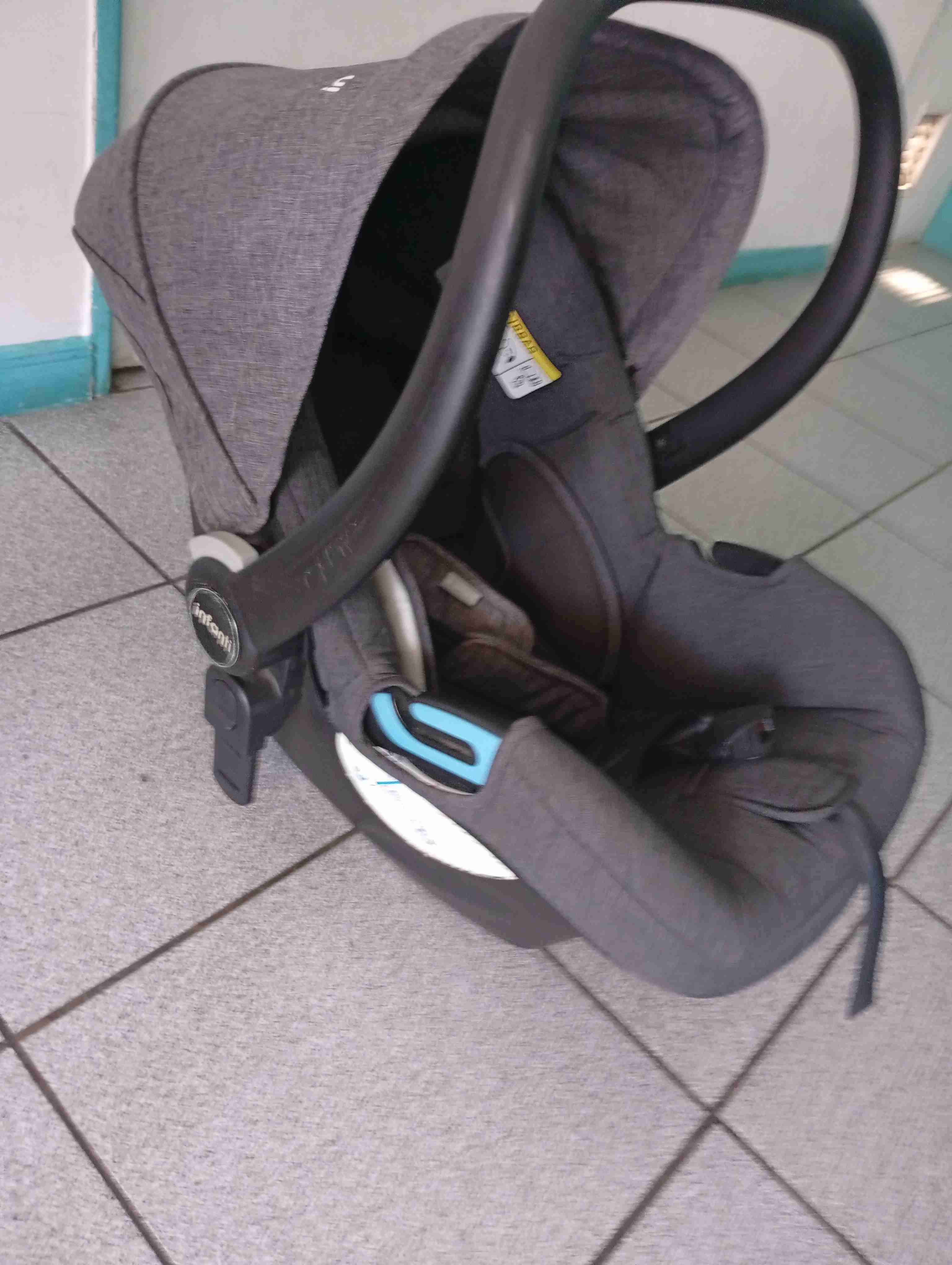 Silla de auto gris para bebé - miniatura 1