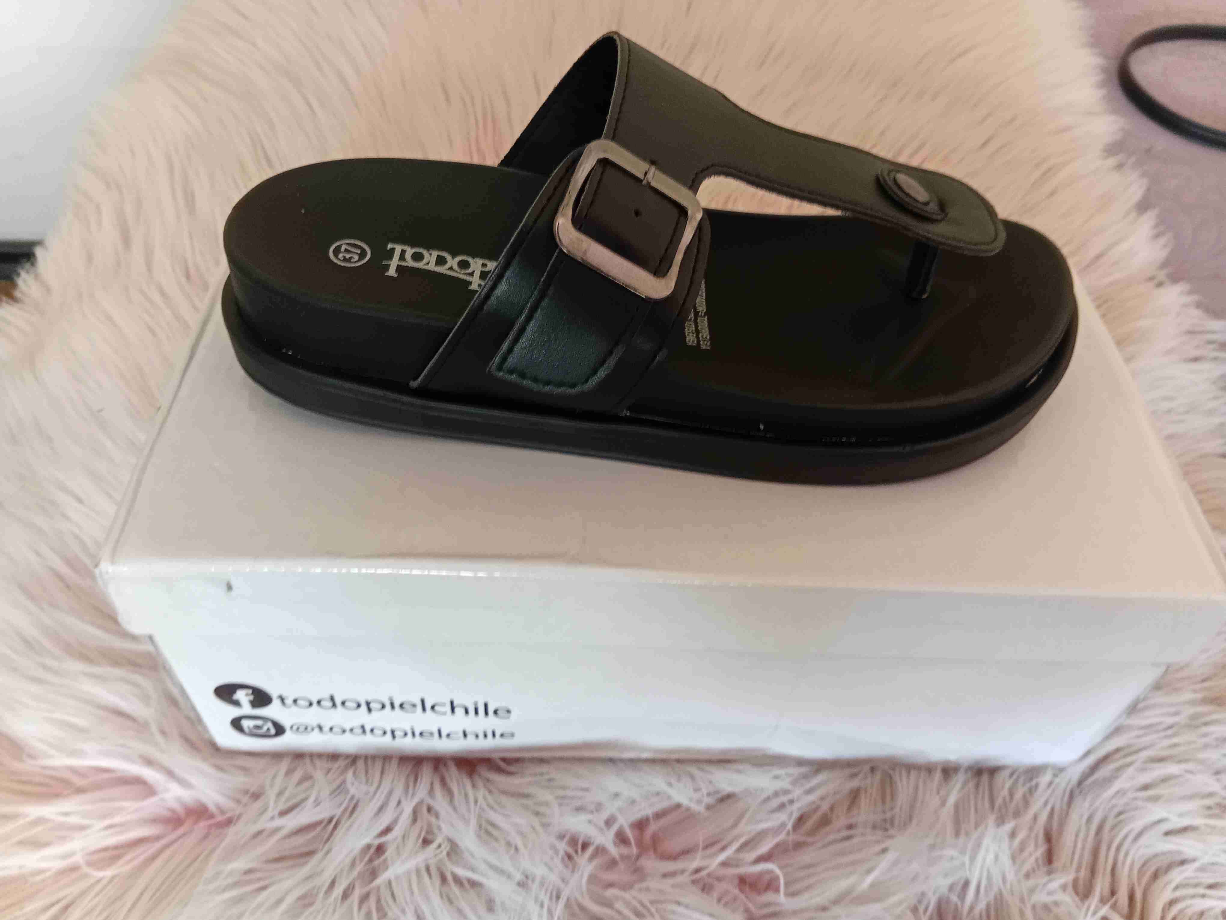 Sandalia negra con hebilla - miniatura 1