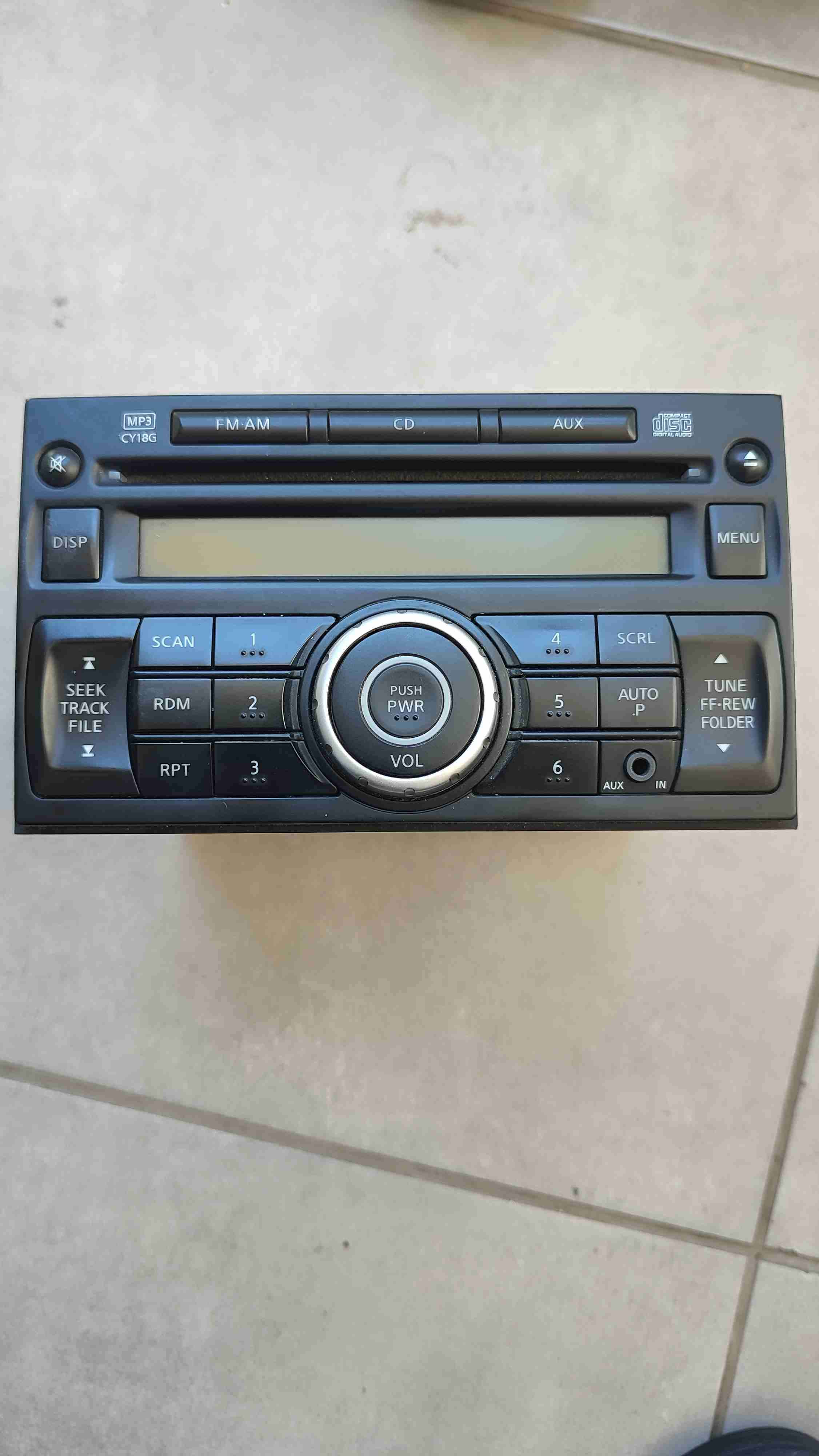 Radio de auto con CD y AUX - miniatura 1