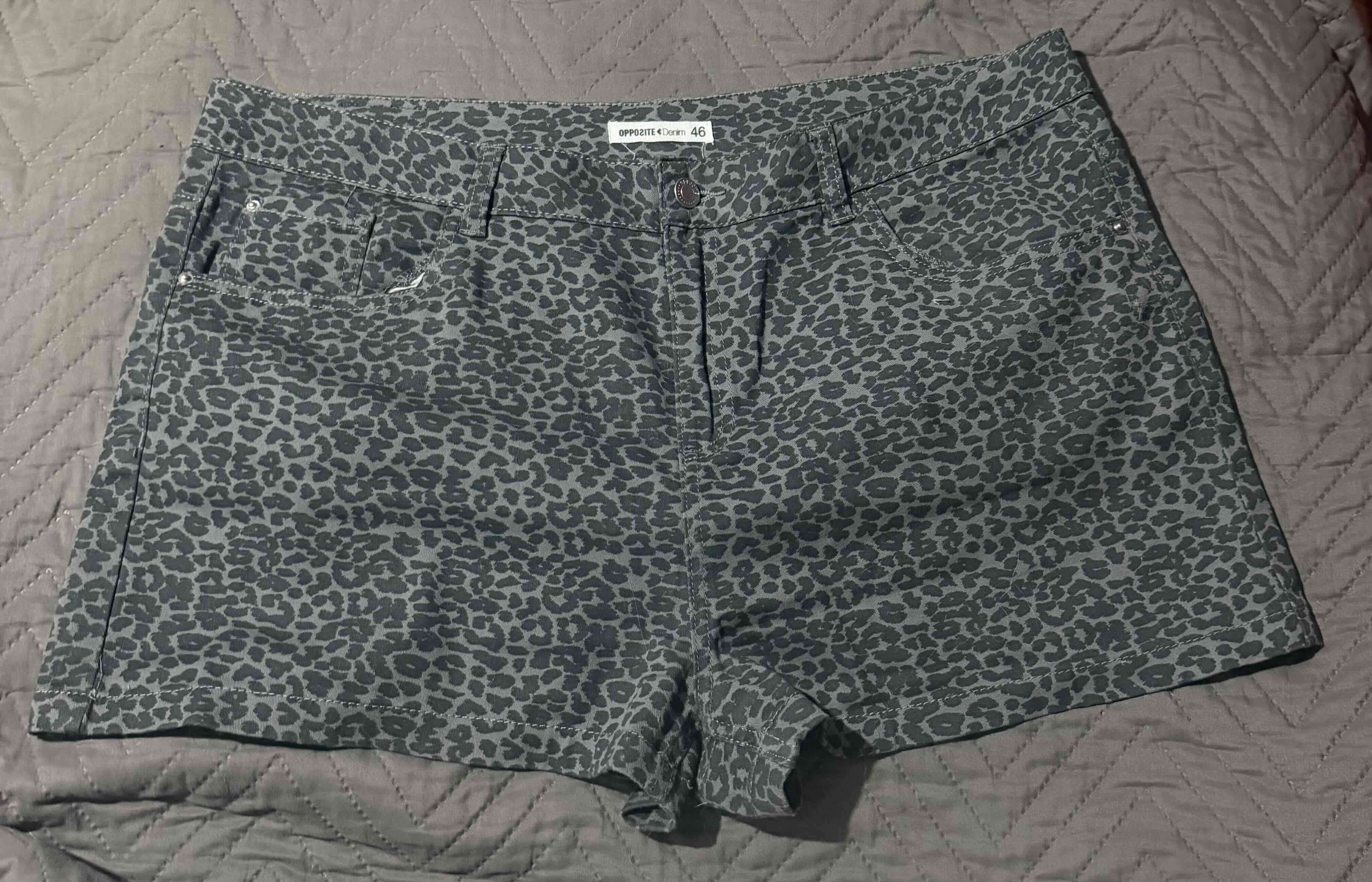Shorts estampado leopardo gris