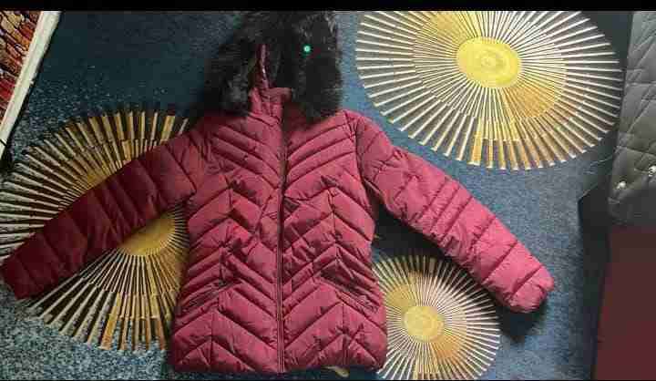 Chaqueta burdeos con capucha - miniatura 2