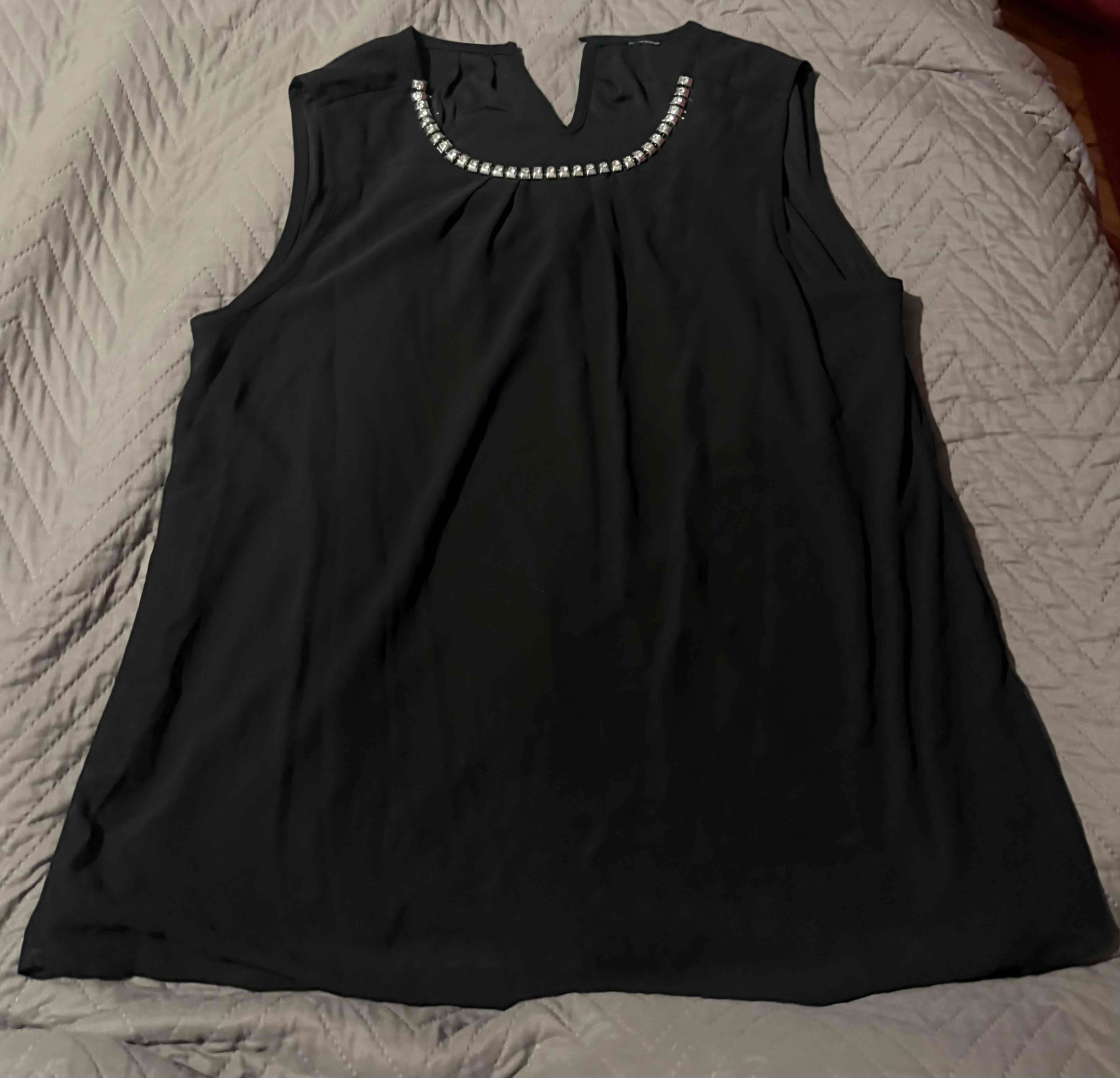 Blusa negra con detalles brillantes