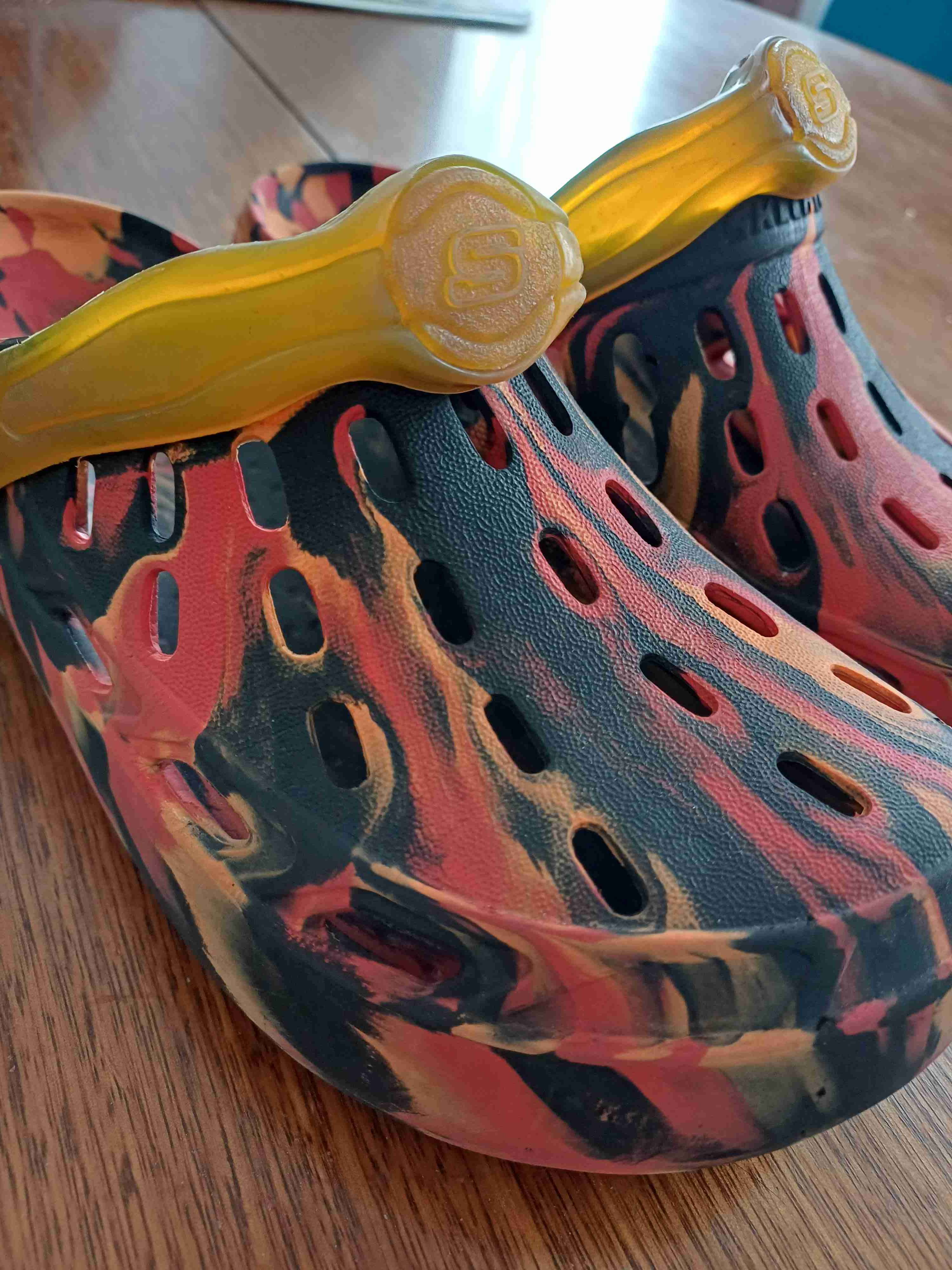 Sandalias tipo Crocs coloridas - miniatura 1